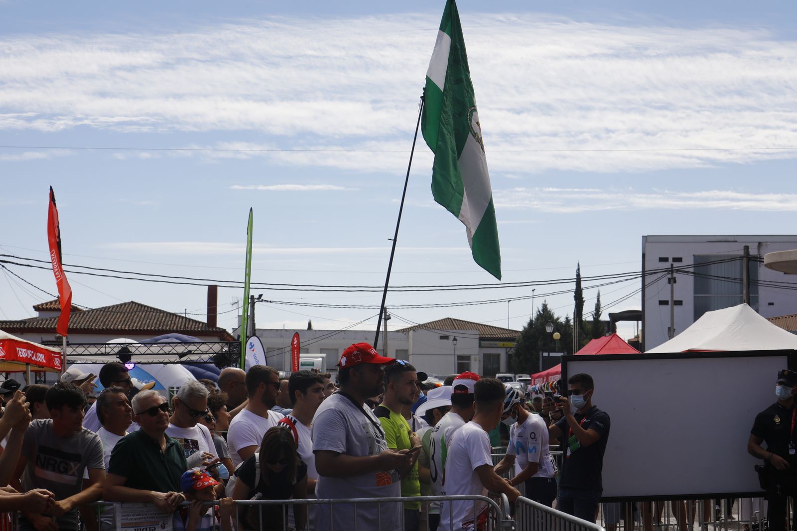 Montoro vibra con la salida de etapa de La Vuelta, en imágenes