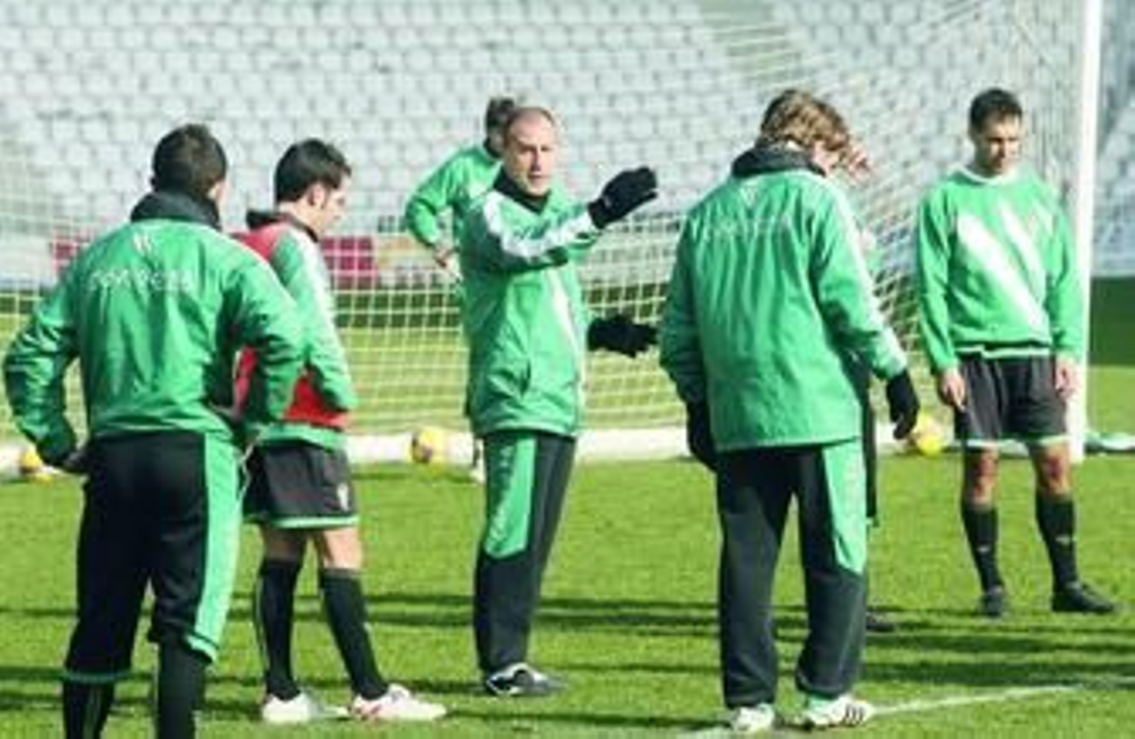 Juan Luna Eslava da instrucciones durante un entrenamiento.