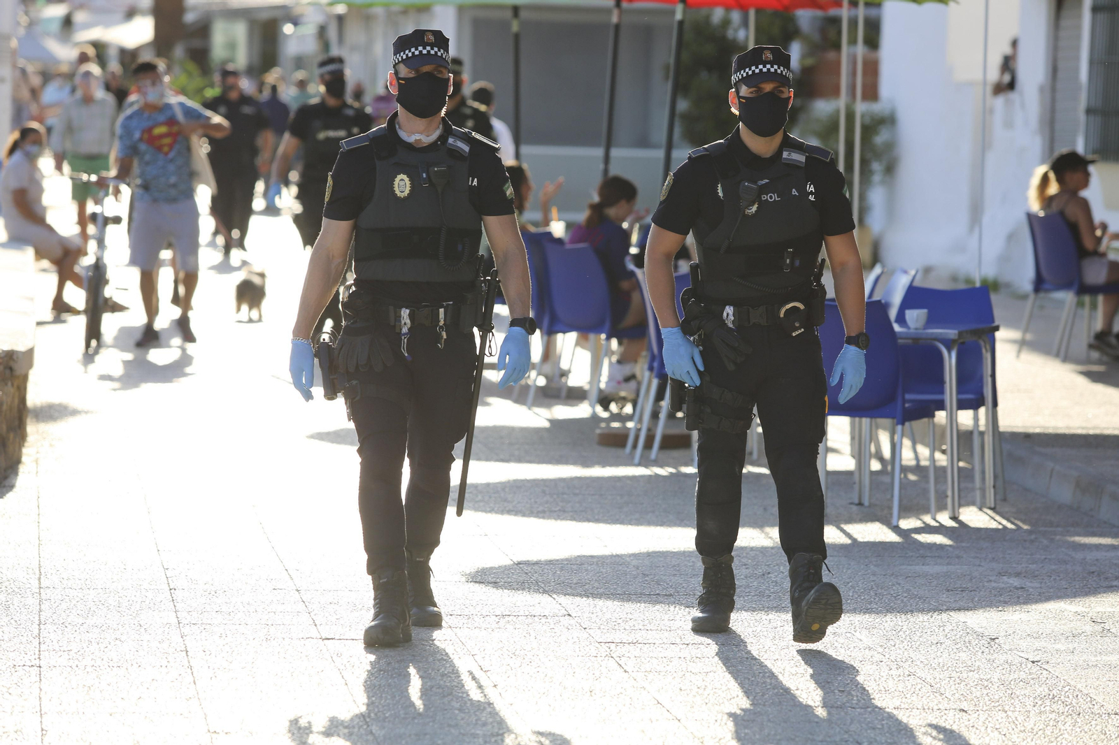 Las fotos del refuerzo policial en Pedregalejo ante su masificación