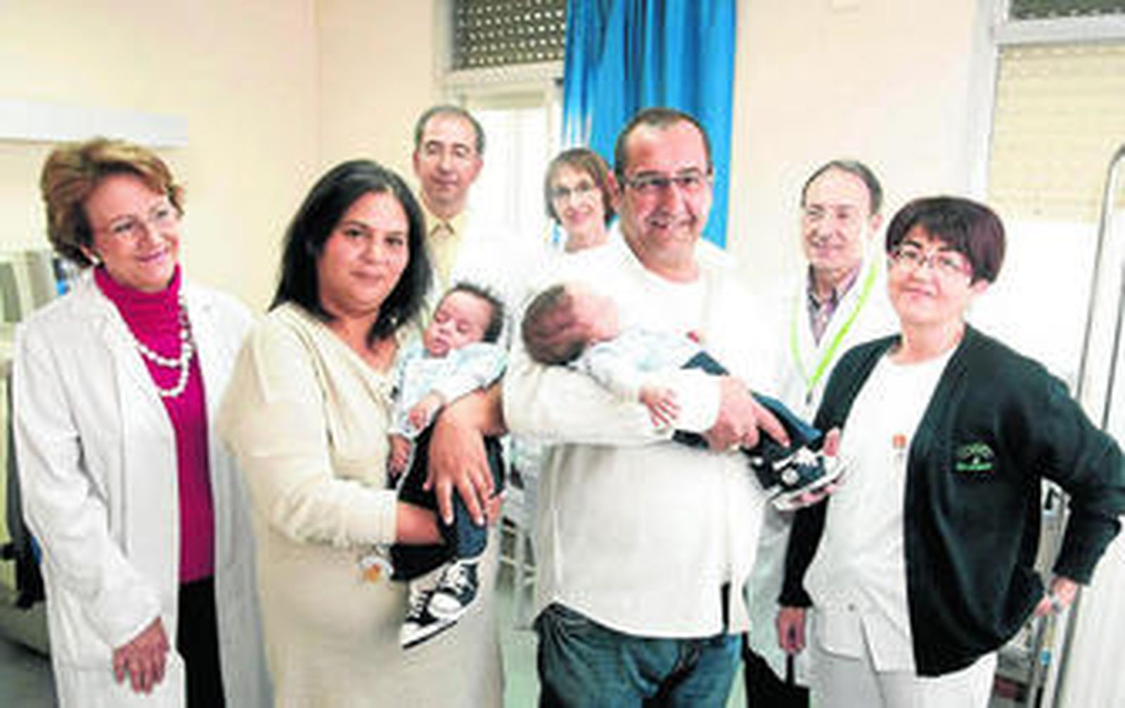 Parte del equipo multidisciplinar de reumatólogos, hematólogos, internistas y ginecólogos con una pareja tratada.