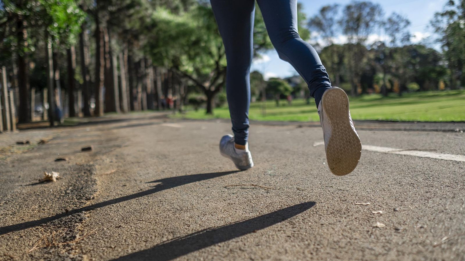 Una chica haciendo running en el parque