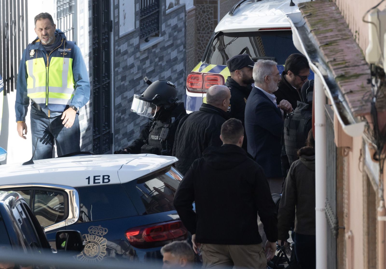 Las imágenes del despliegue policial por un hombre que se ha atrincherado en Camas