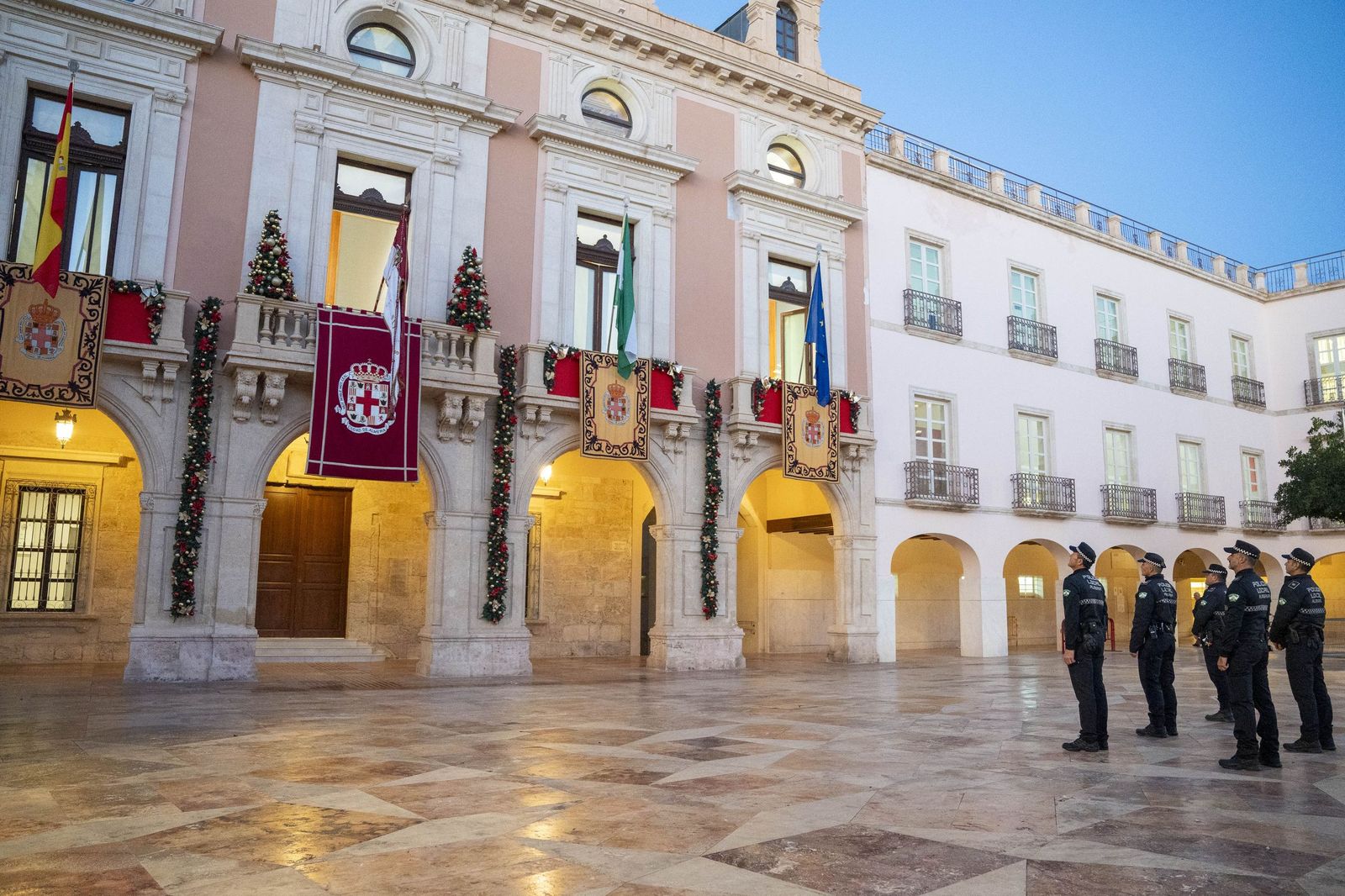 El Pendón vuelve a alzarse en Almería: memoria y ciudad bajo la luz de diciembre