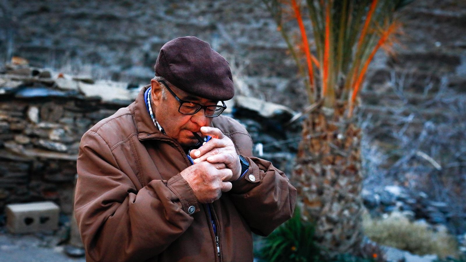 Antonio 'El Chicharrasangres' se enciende su pipa.