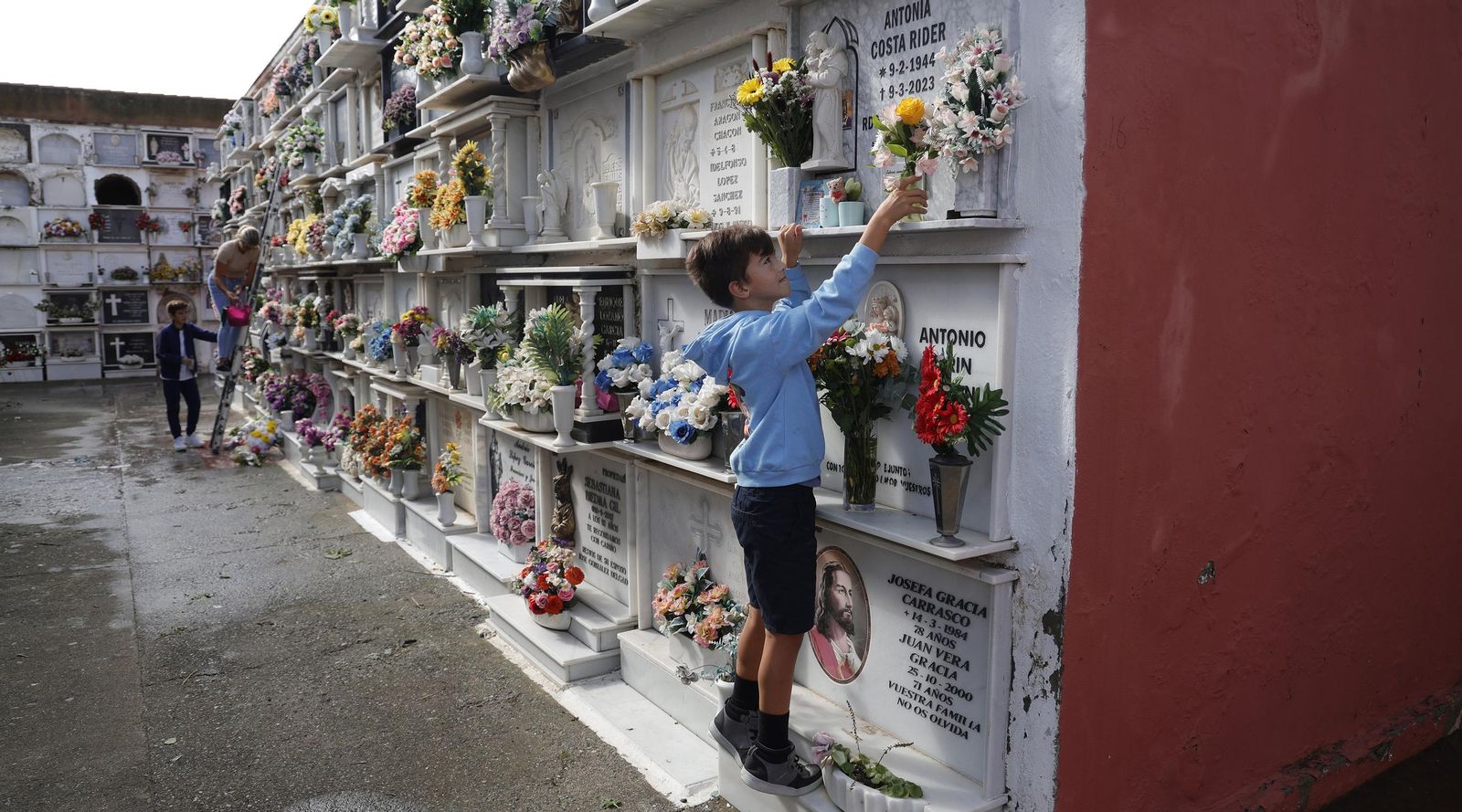 Fotos del Día de Todos Los Santos en el cementerio de La Línea