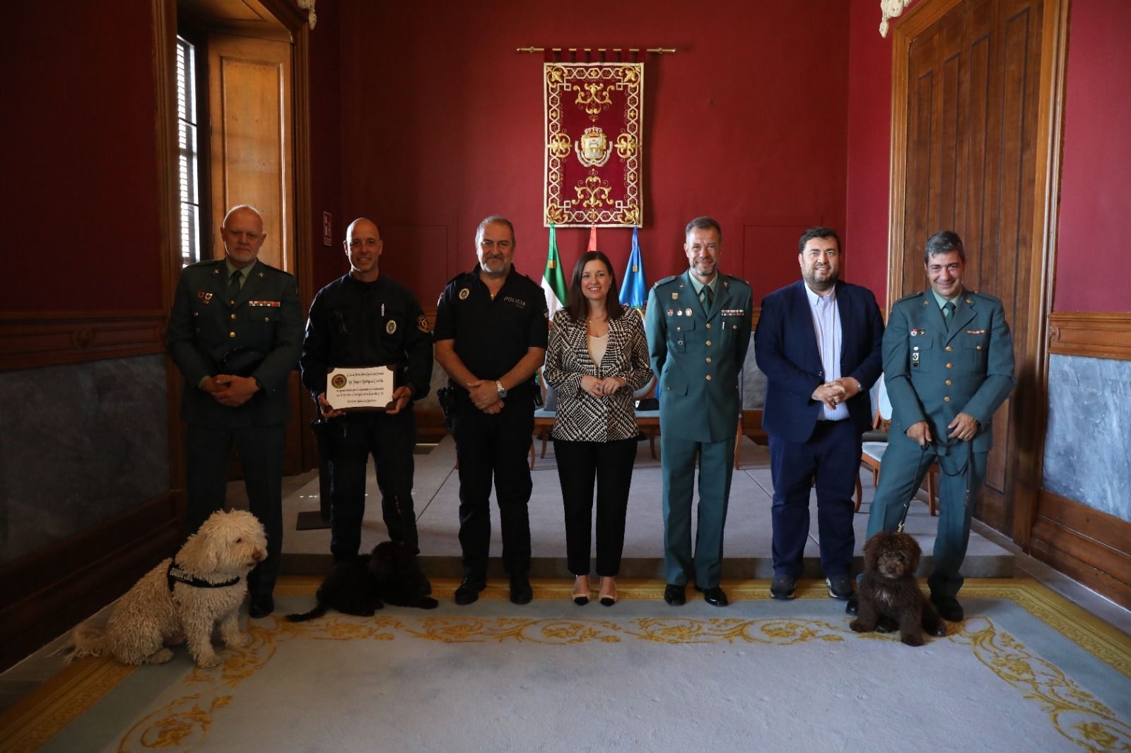 Las imágenes de la entrega del perro adiestrado Enzo a la Guardia Civil en San Fernando