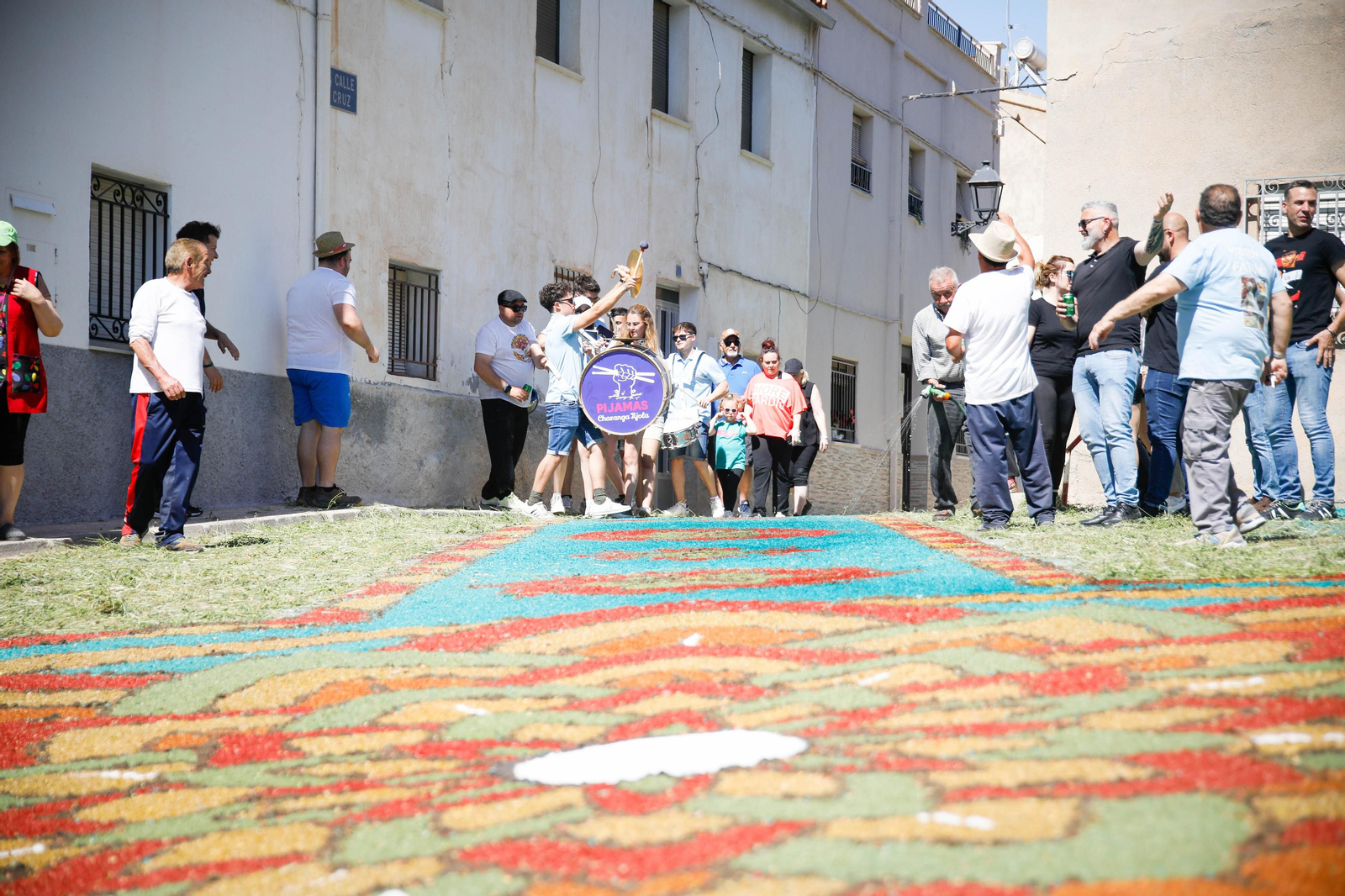 Así es la gran alfombra de serrín para que levite la Virgen de Fátima de Tíjola