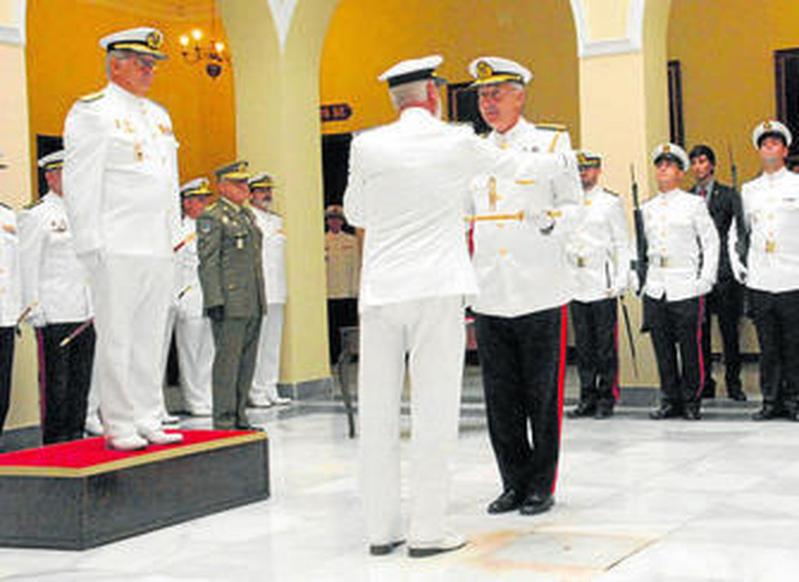 Momento en el que el nuevo Comgeim recibe el bastón de mando de manos del almirante de la Flota.