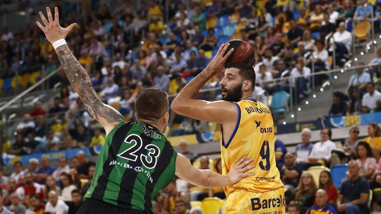 Bourousis busca un pase en el último choque contra el Joventut.