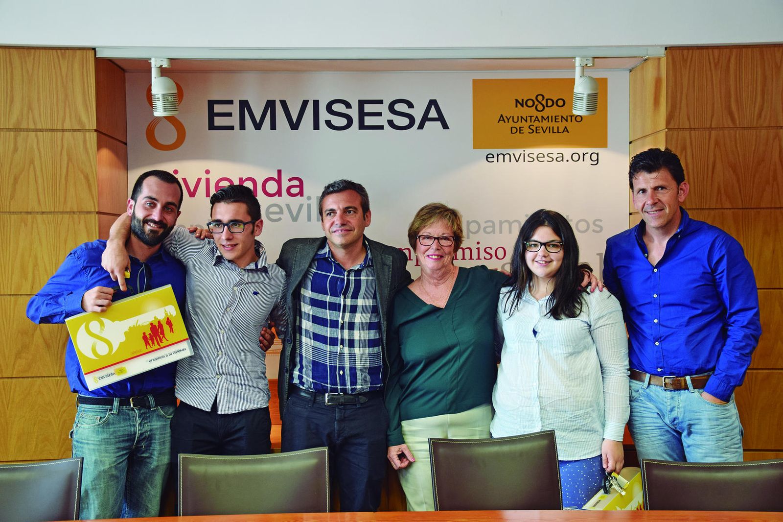 1. Los jóvenes del proyecto Timonel junto a voluntarios de la asociación. Paz y Bien. 2. Varios de los jóvenes el día que Emvisesa les concedió las viviendas en régimen de alquiler solidario. 3. Una de los talleres para aprender a cocinar.