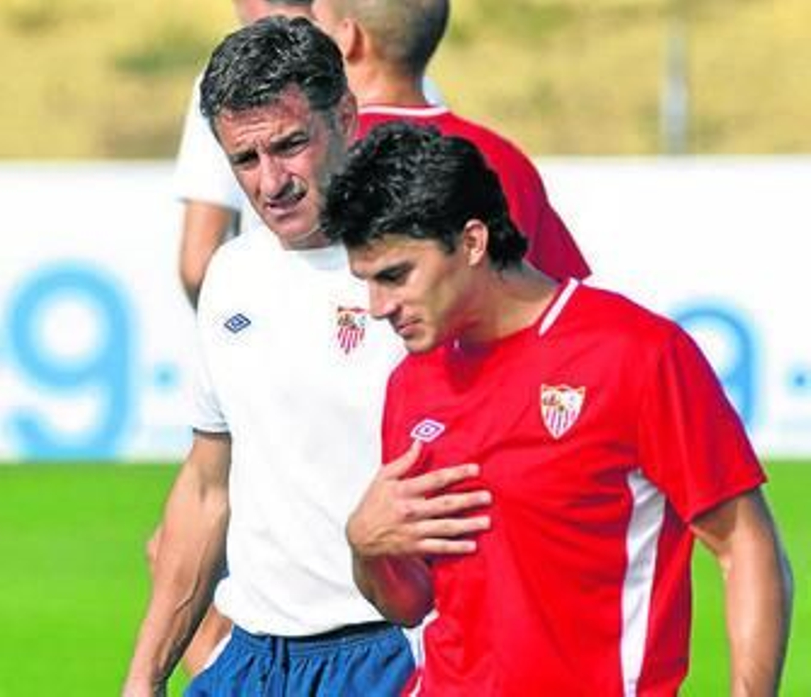 Míchel se interesa por Perotti en un entrenamiento.