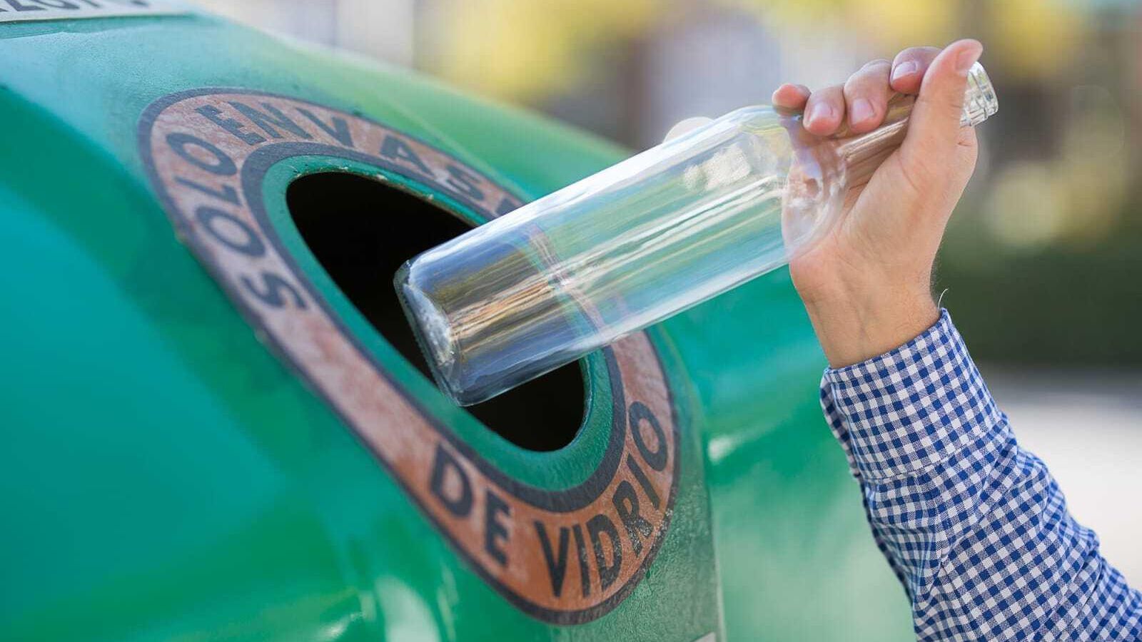 El reciclaje de vidrio, un hábito para muchos ciudadanos.