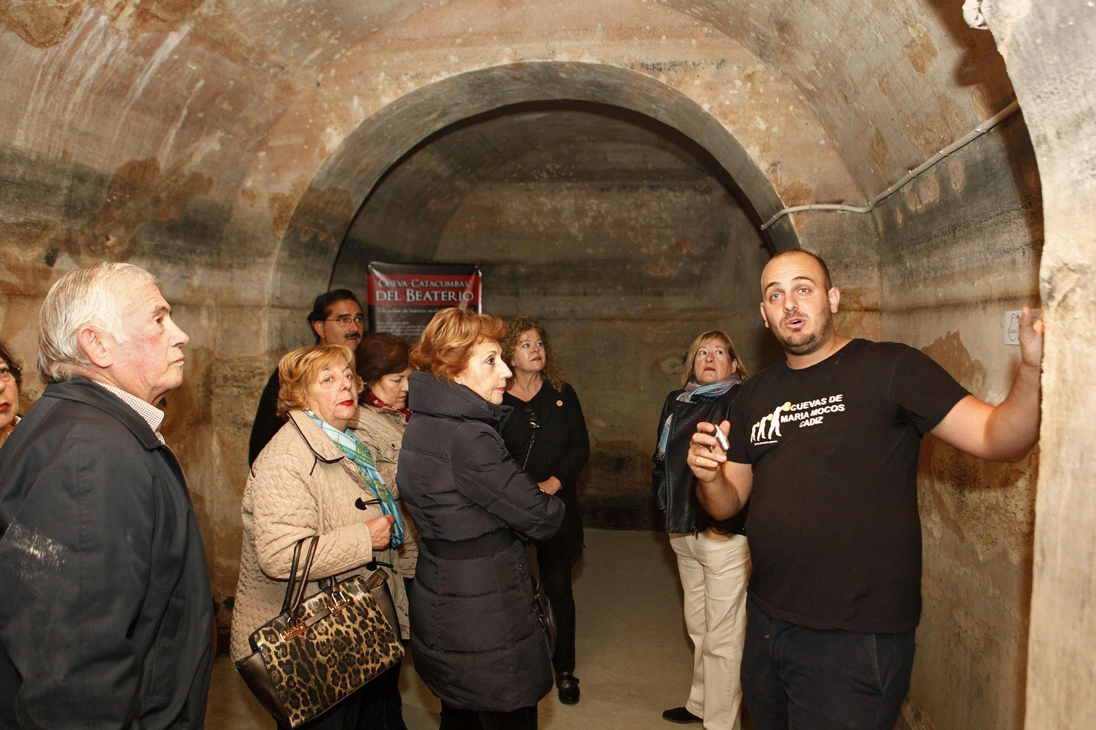 Eugenio Belgrano explica a unos visitantes la historia del Beaterio de Valverde.
