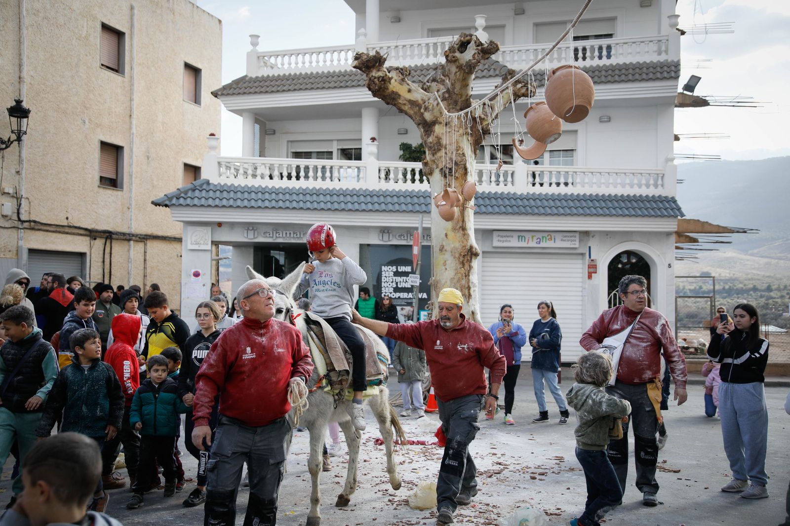 Las mejores imágenes del cierre de fiestas en Fiñana con "Las Ollas"