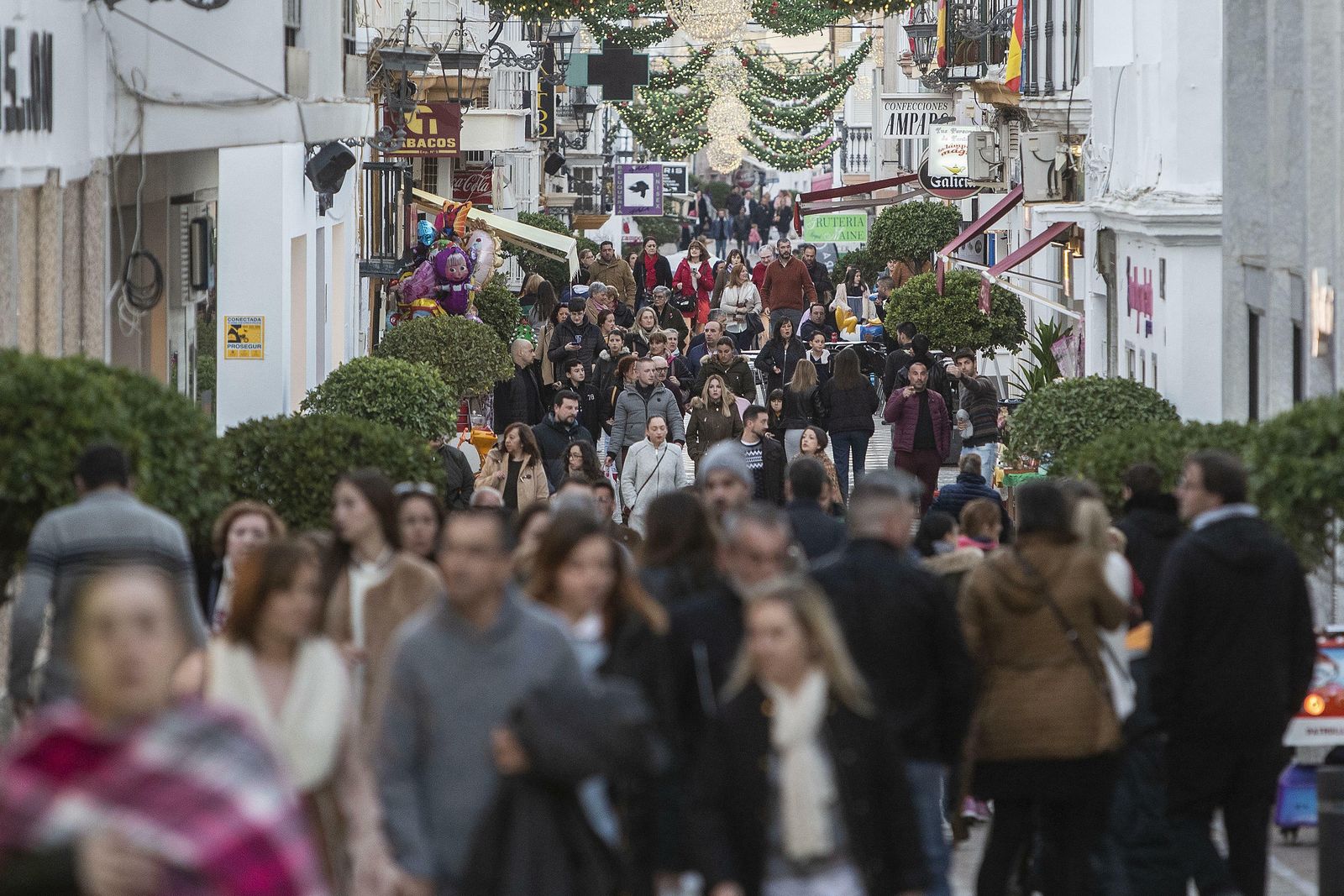 Numerosas personas por una de las calles comerciales del centro de la ciudad.