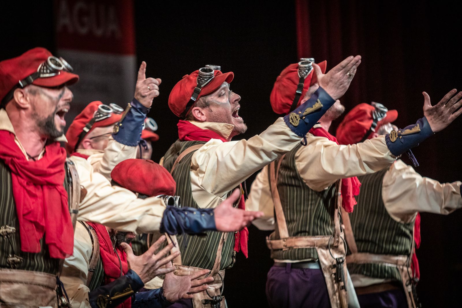 La comparsa ' La llave' durante su actuación