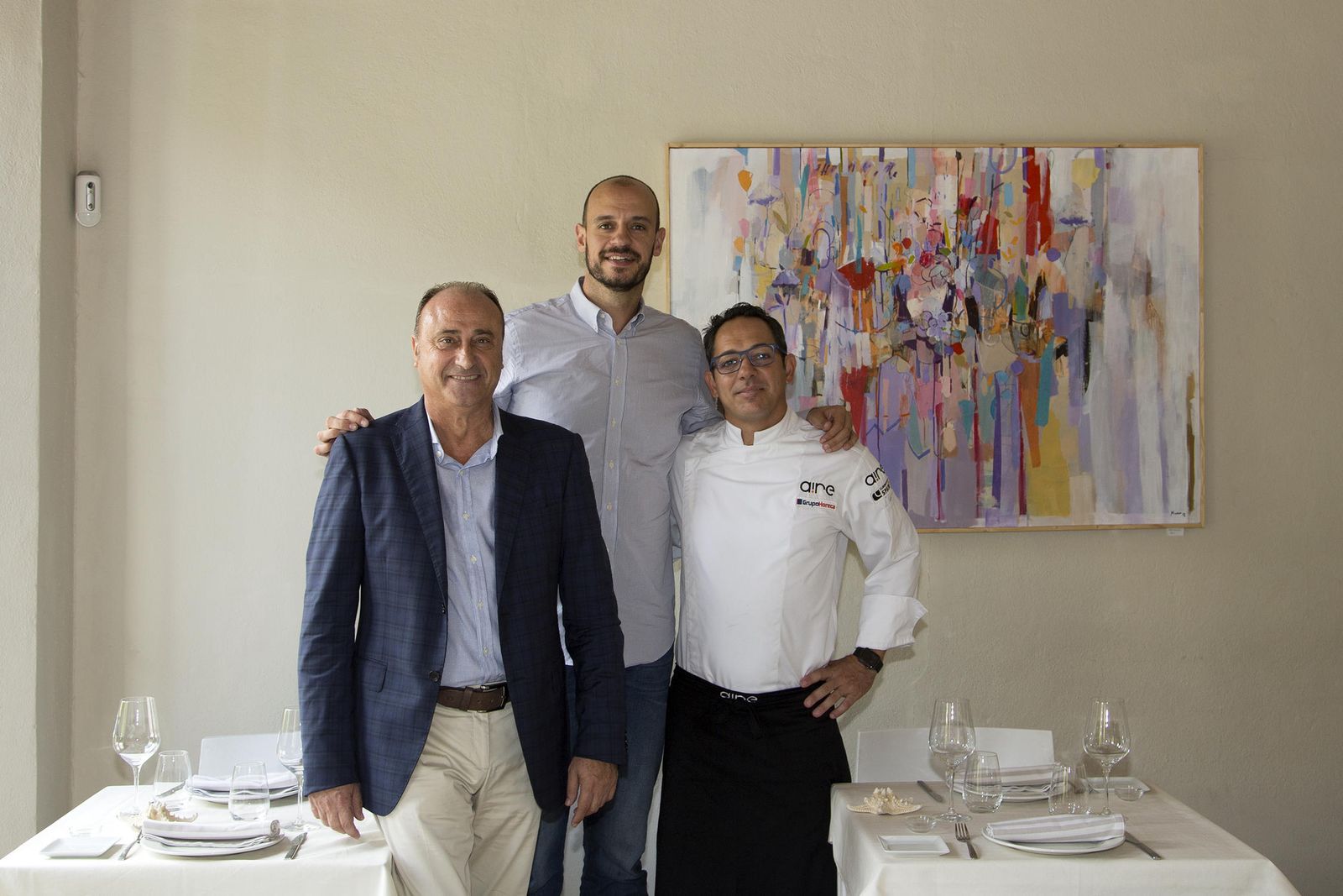 Carlos Jiménez, en el centro, junto al chef y  propietario de  Aire, Pepo Frade (derecha), y  Juan Luis Pinto (izquierda).
