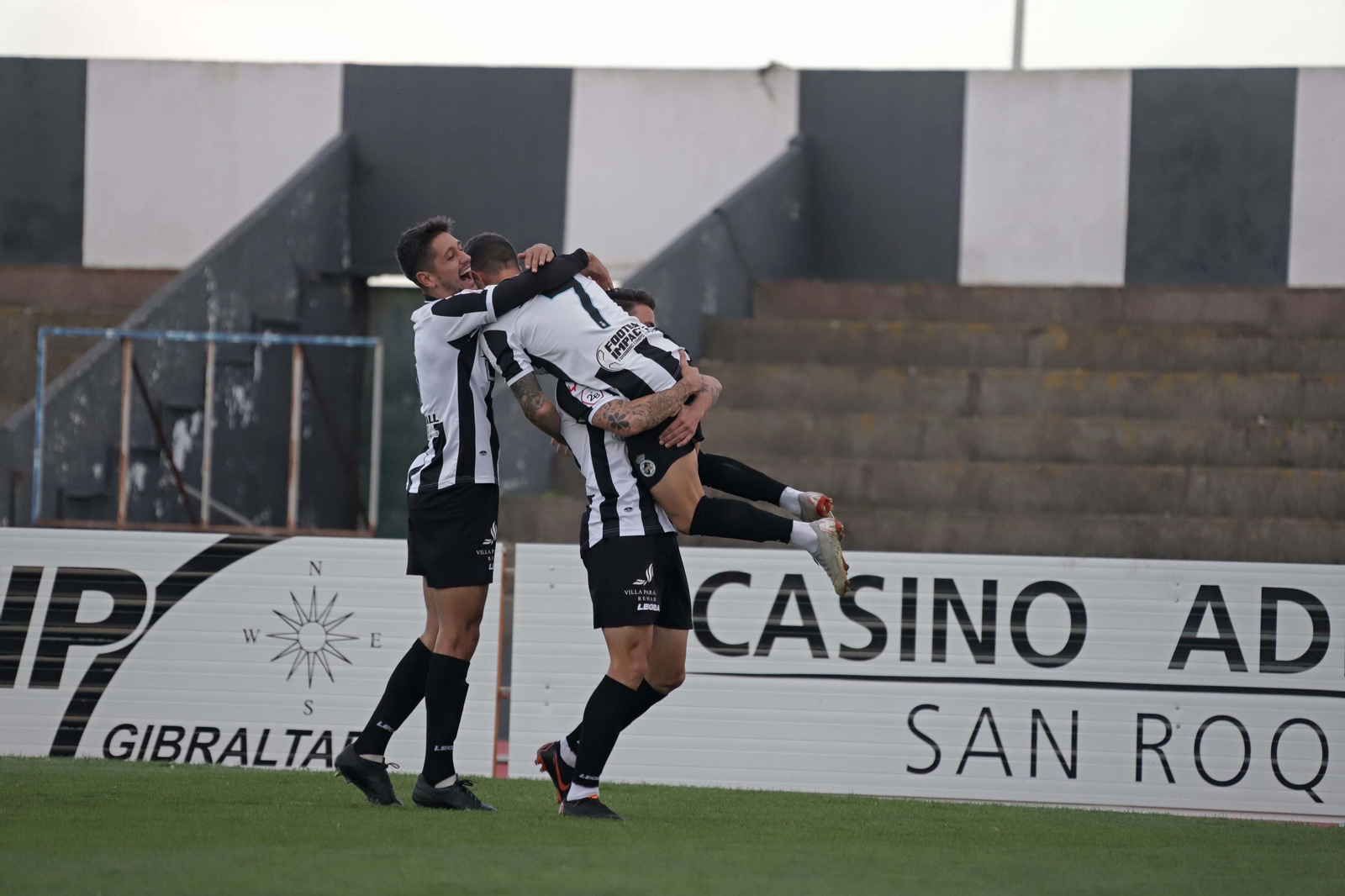 Pirulo levanta a Gato, abrazado por Pablo Santana.