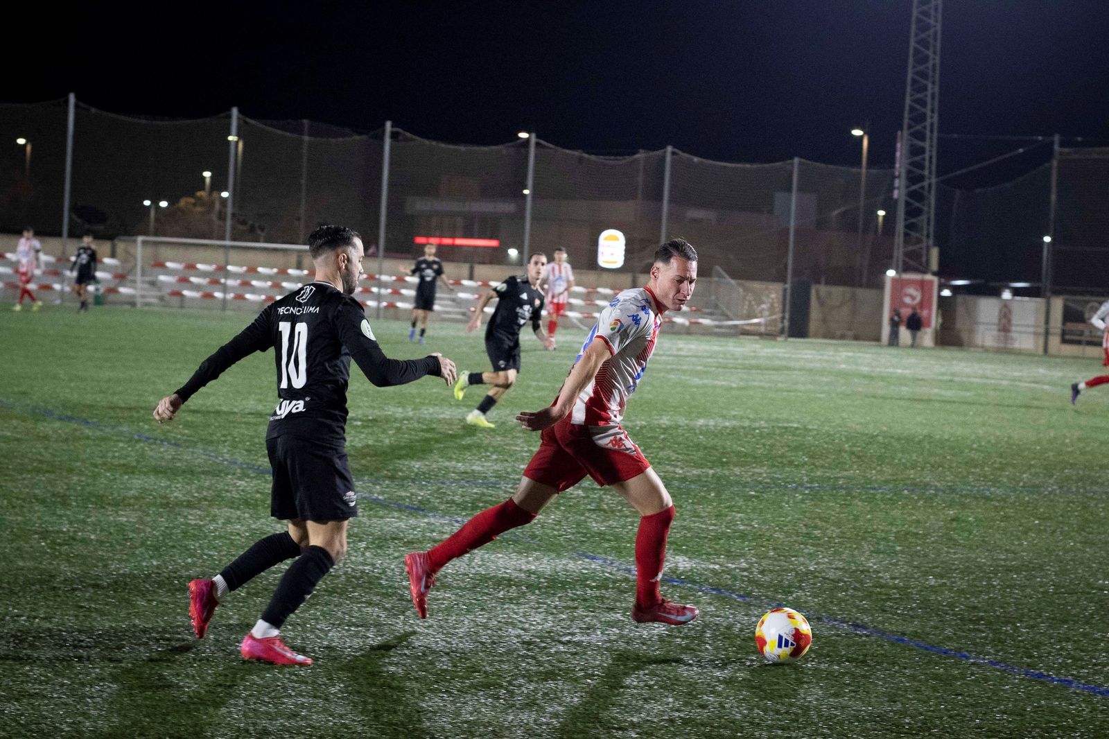 Escapada de un futbolista del Arenas en el partido ante el San Pedro.