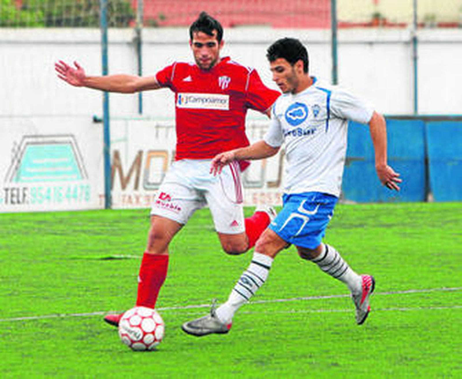 El futbolista del Castilleja Segarra intenta marcharse de un central loreño.