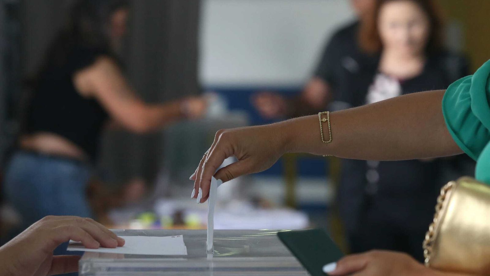 Una mujer deja su voto este domingo en el CEIP Parque del Estrecho, en Algeciras.