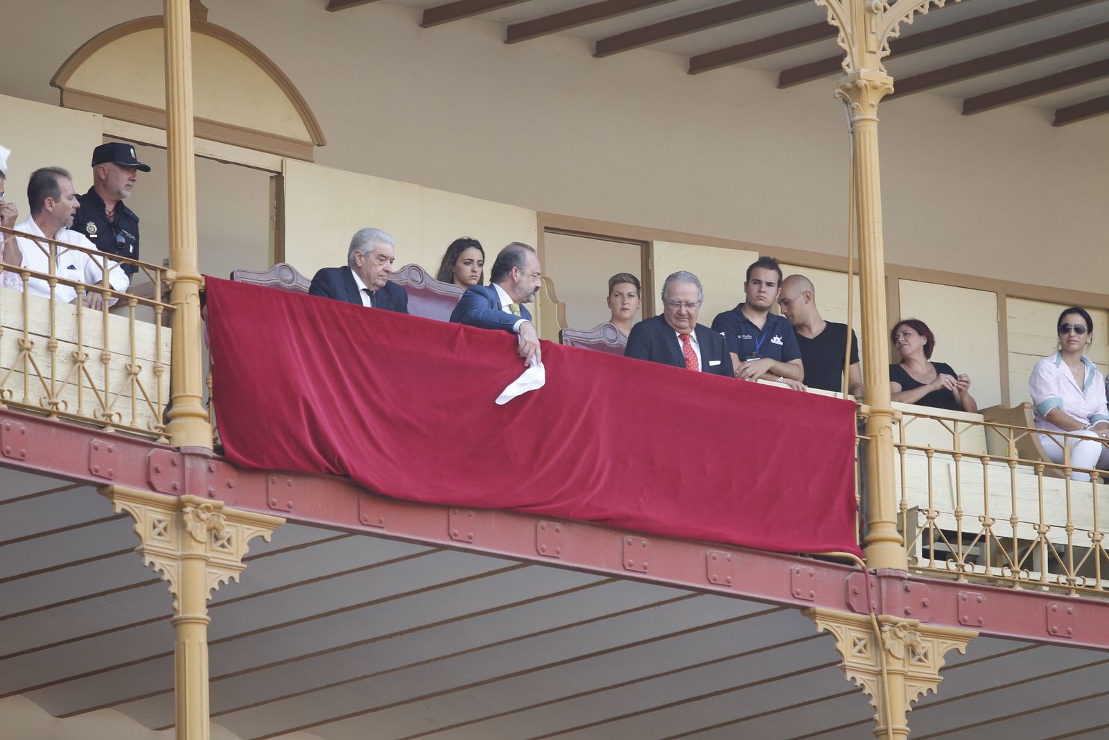 Benjamín Hernández saca el pañuelo blanco desde la presidencia de la Plaza de Toros de Almería.