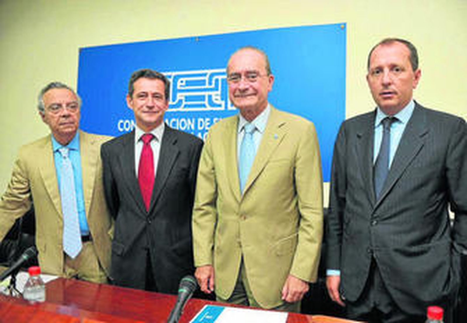 Francisco de la Torre y Antonio Gómez-Guillamón (en el centro), en la presentación, ayer, del nuevo cargo.