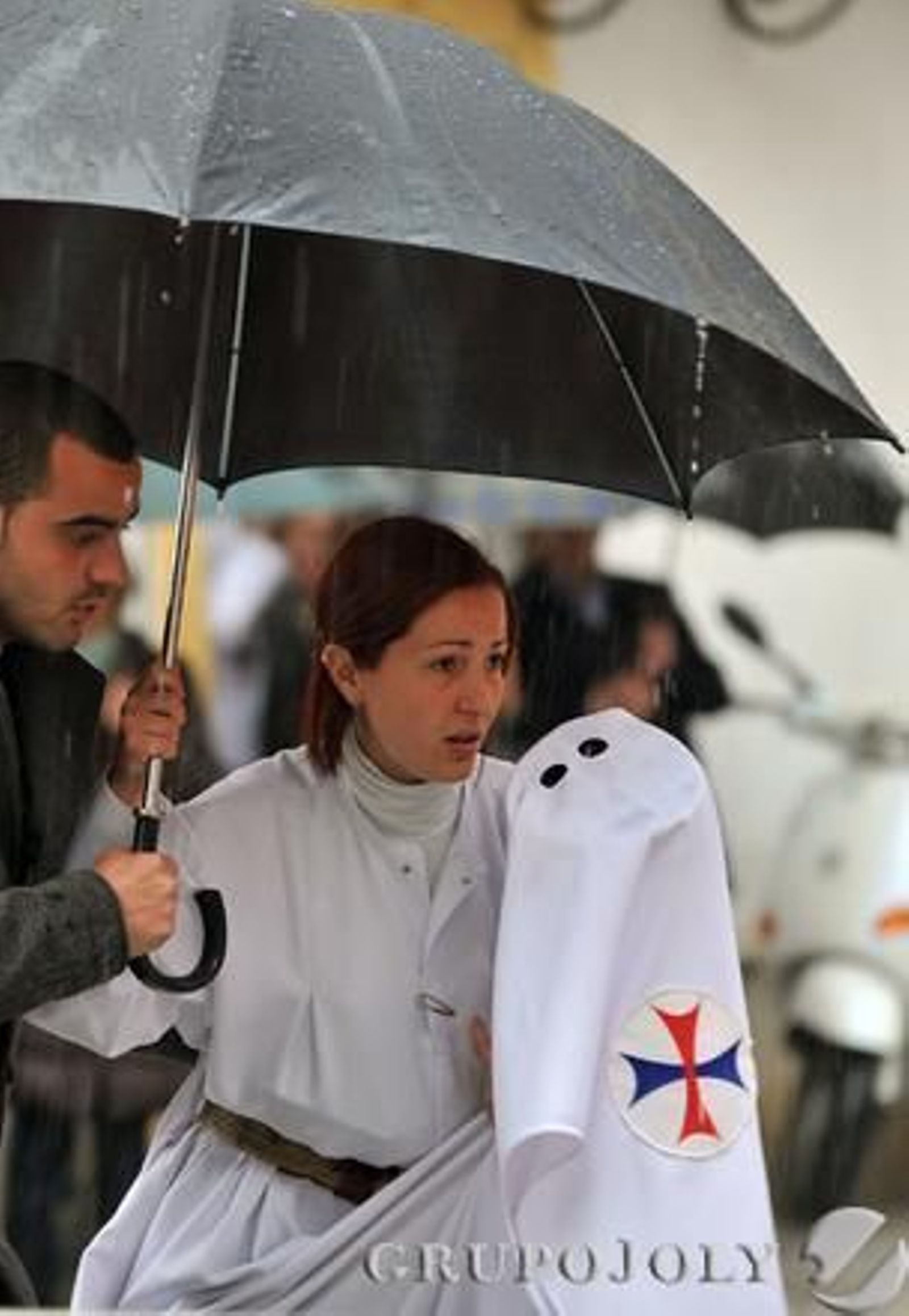 Nazarenos de la Hermandad del Dulce Nombre llegan a San Lorenzo con paraguas.

Foto: Juan Carlos Vazquez
