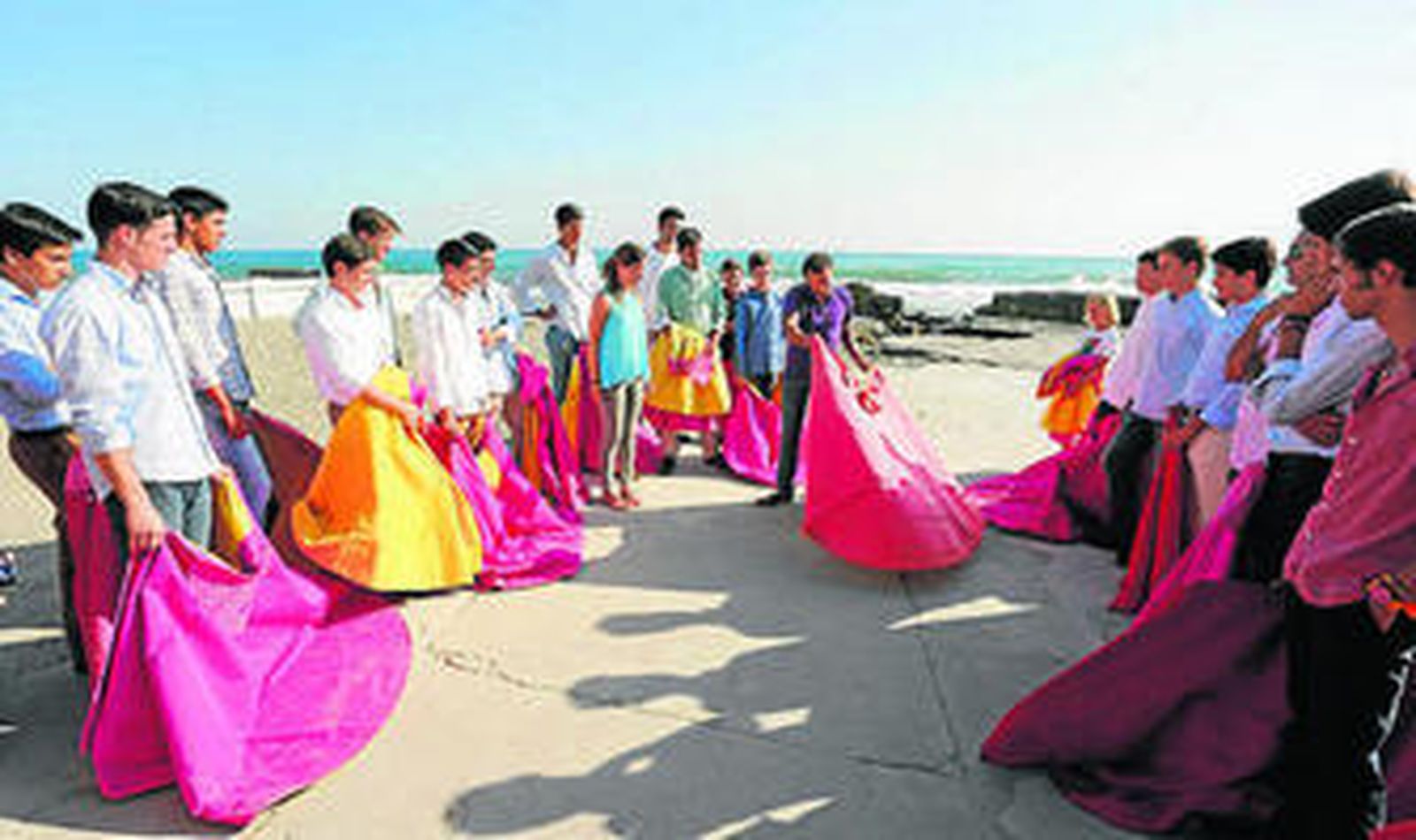 Ferrera, capote en mano, explica a los asistentes.