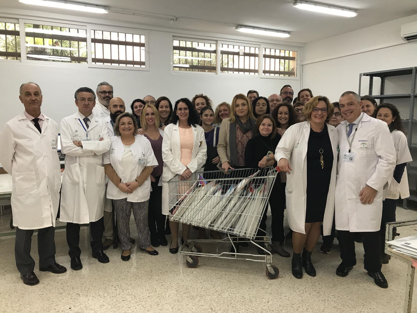 Autoridades y responsable del Hospital Regional, junto a la delegada, durante su visita.