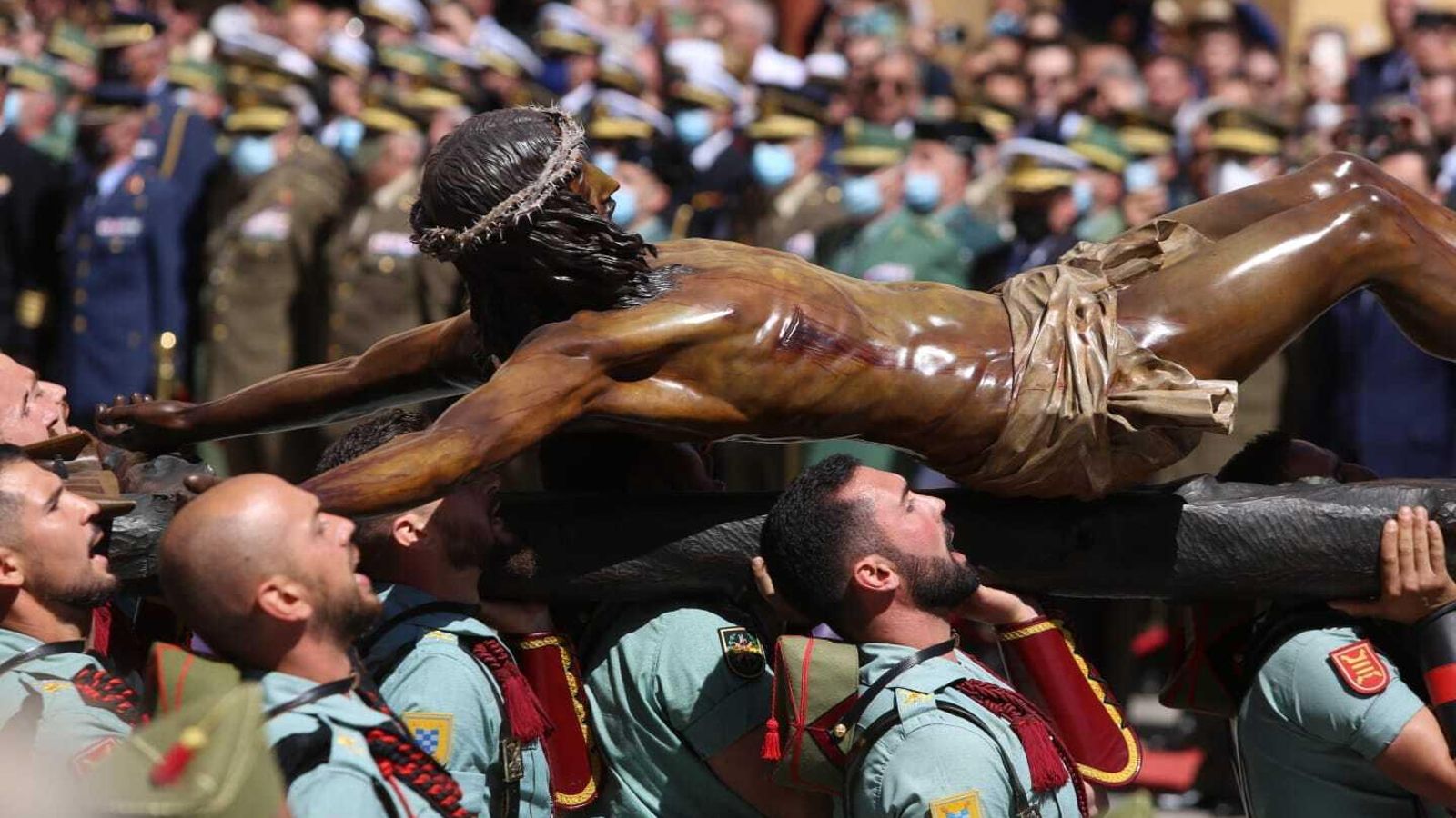 El Cristo de la Buena Muerte, de la Congregación de Mena, a hombros de los legionarios.