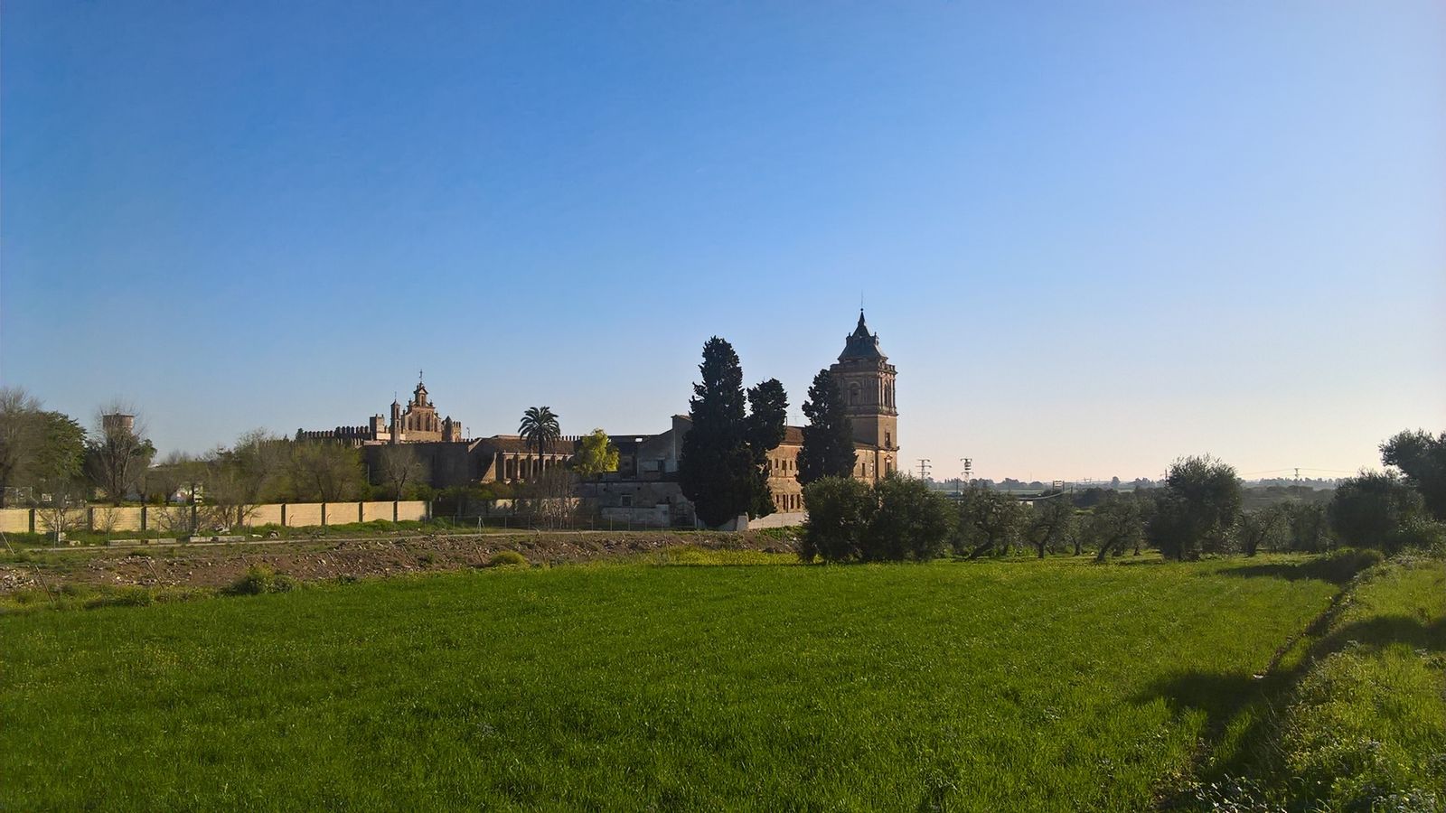 El monasterio de San Isidoro del Campo, atractivo tras salir de Sevilla.