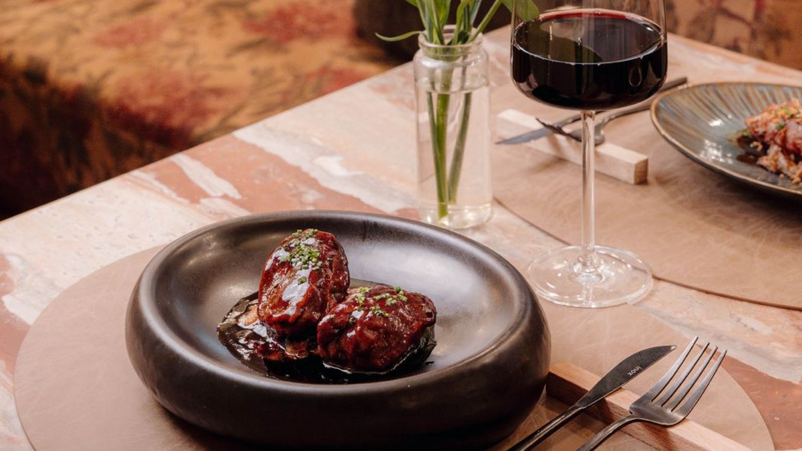 Carrillada ibérica al oloroso con patata rota al ajo (6 euros).