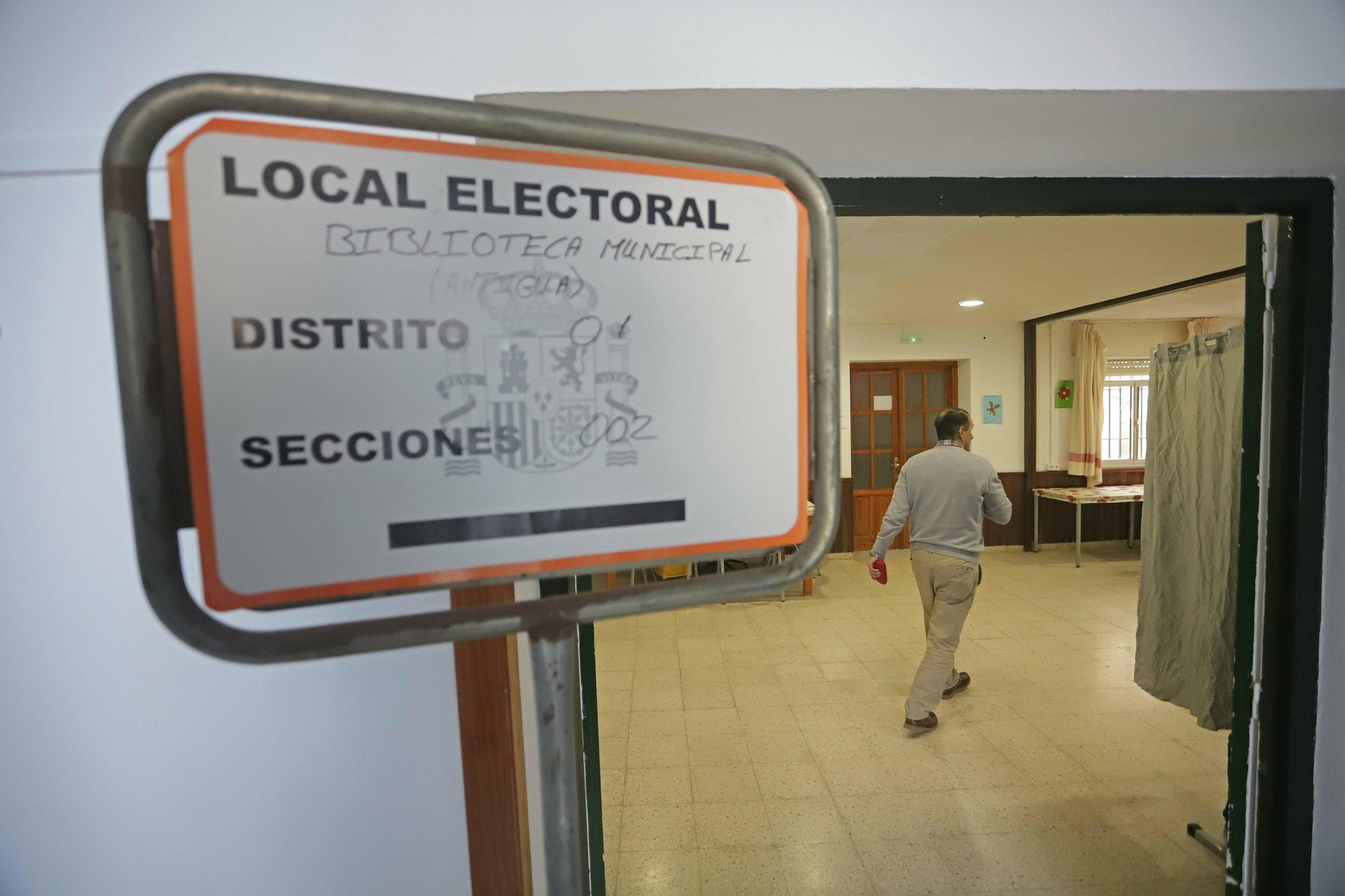Un ciudadano se dirige a votar en un colegio electoral.