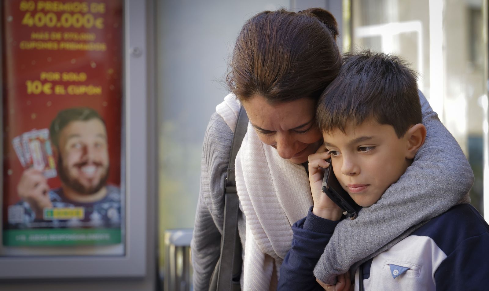 Alegría entre los premiados con el gordo de la Navidad en Montequinto, todas las fotos