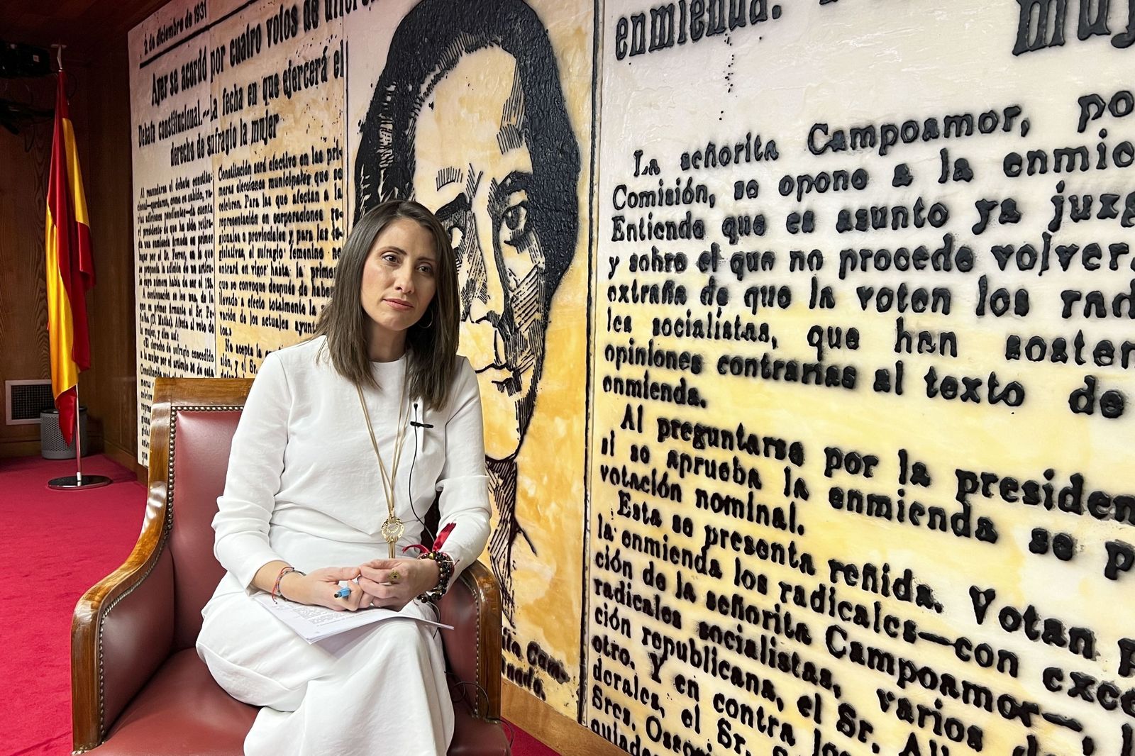 Carmen Belén López frente al mural dedicado a Clara Campoamor.