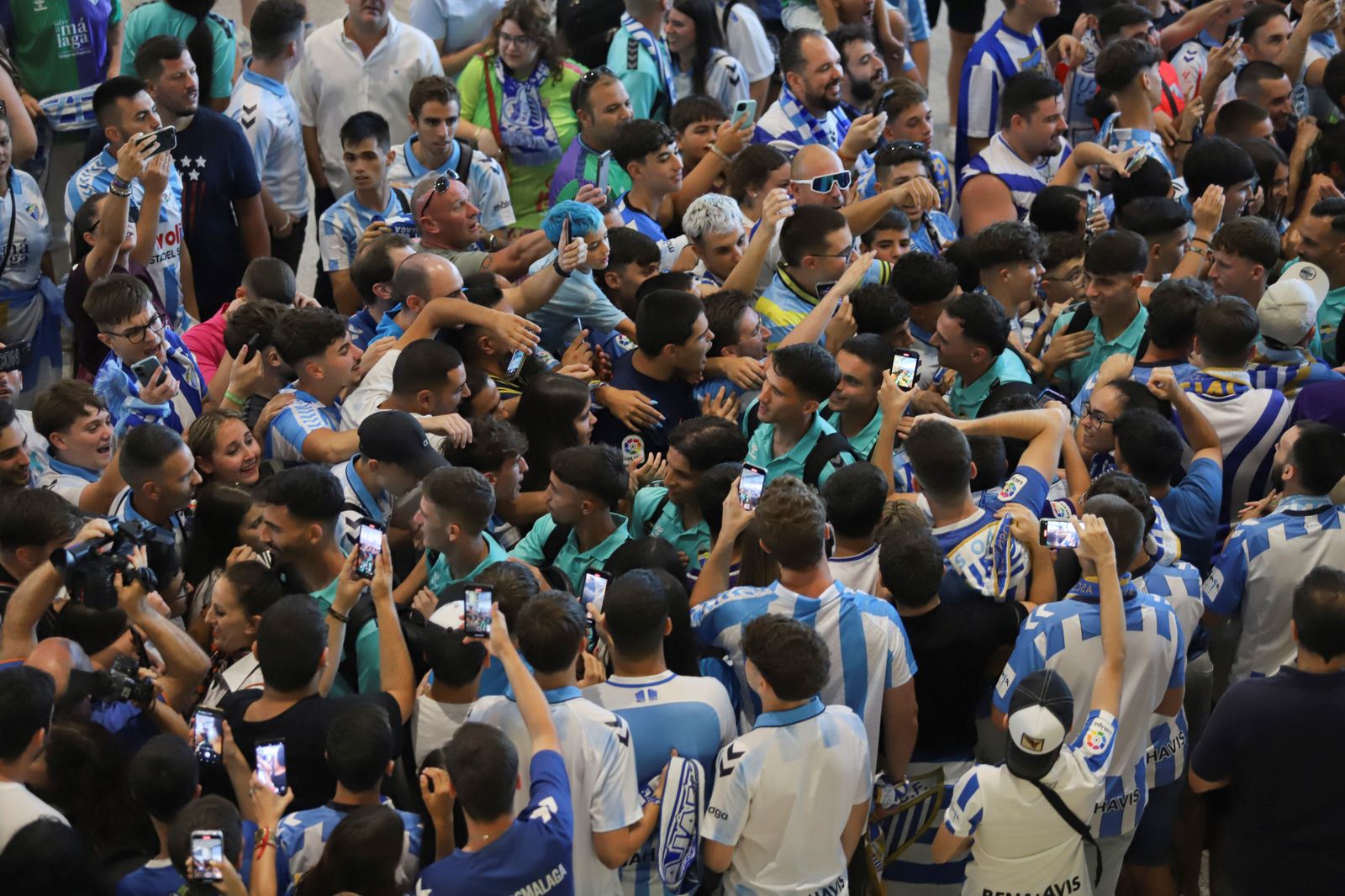 El espectacular preámbulo en el aeropuerto con la afición