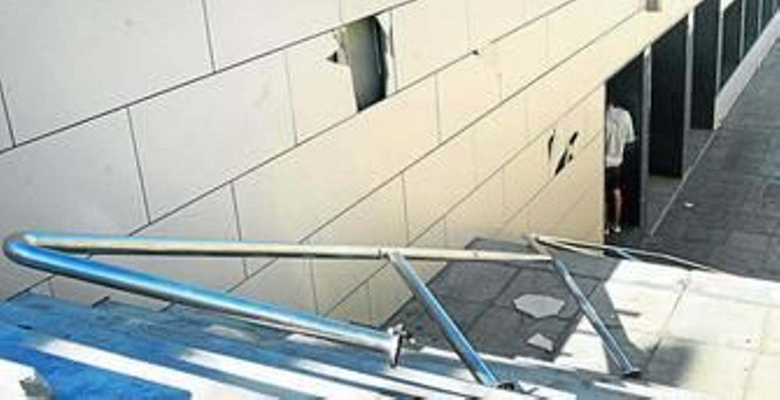 La barandilla que sube al paseo fue arrancada y doblada este pasado fin de semana.