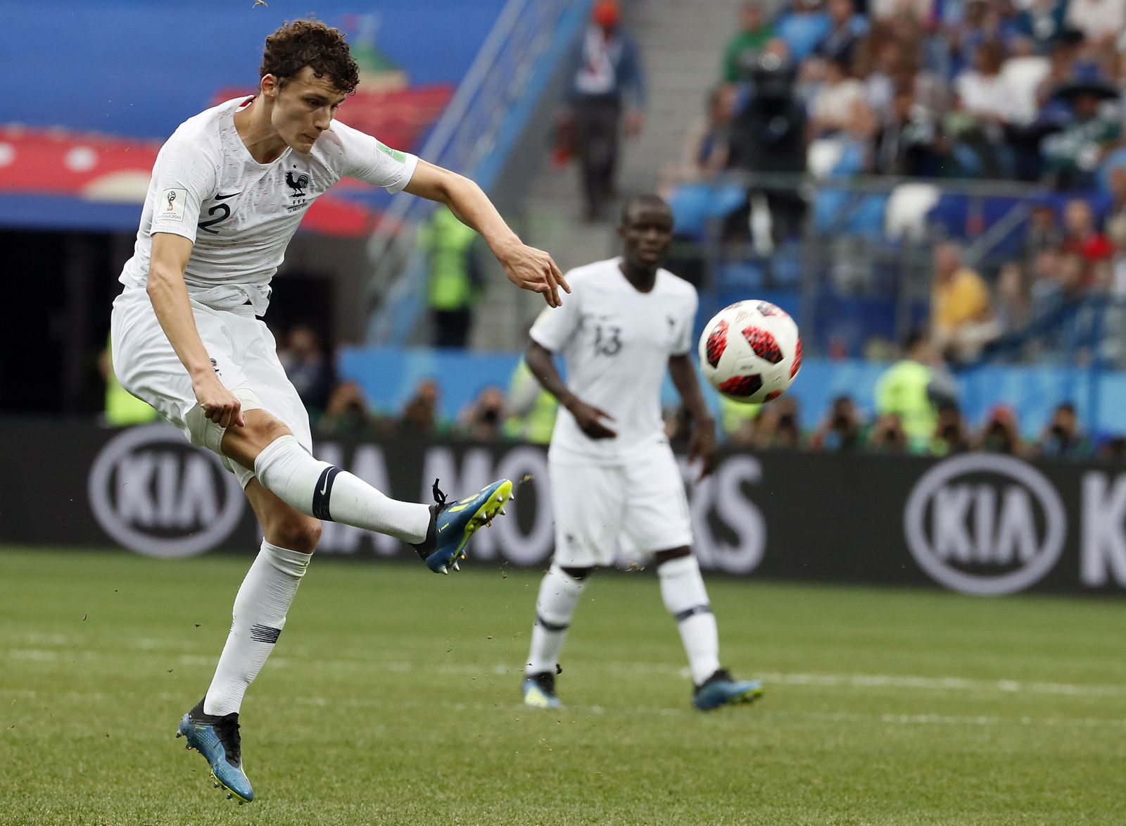 Pavard pasa el balón en un partido de la selección francesa.