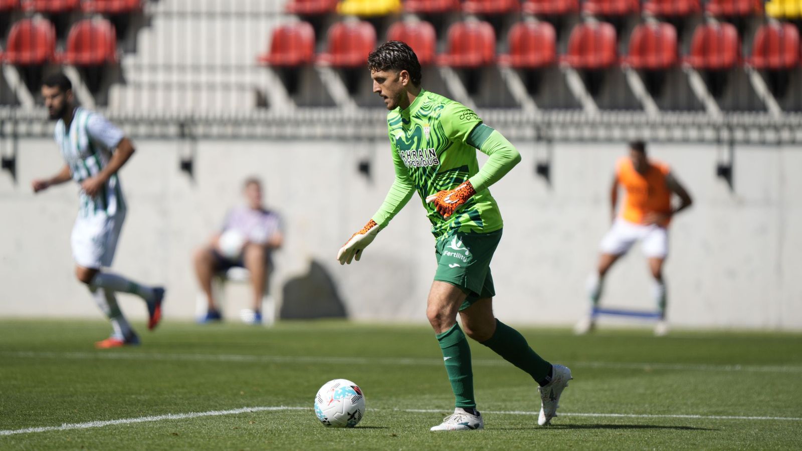 Carlos Marín golpea el balón en un partido del Córdoba CF.