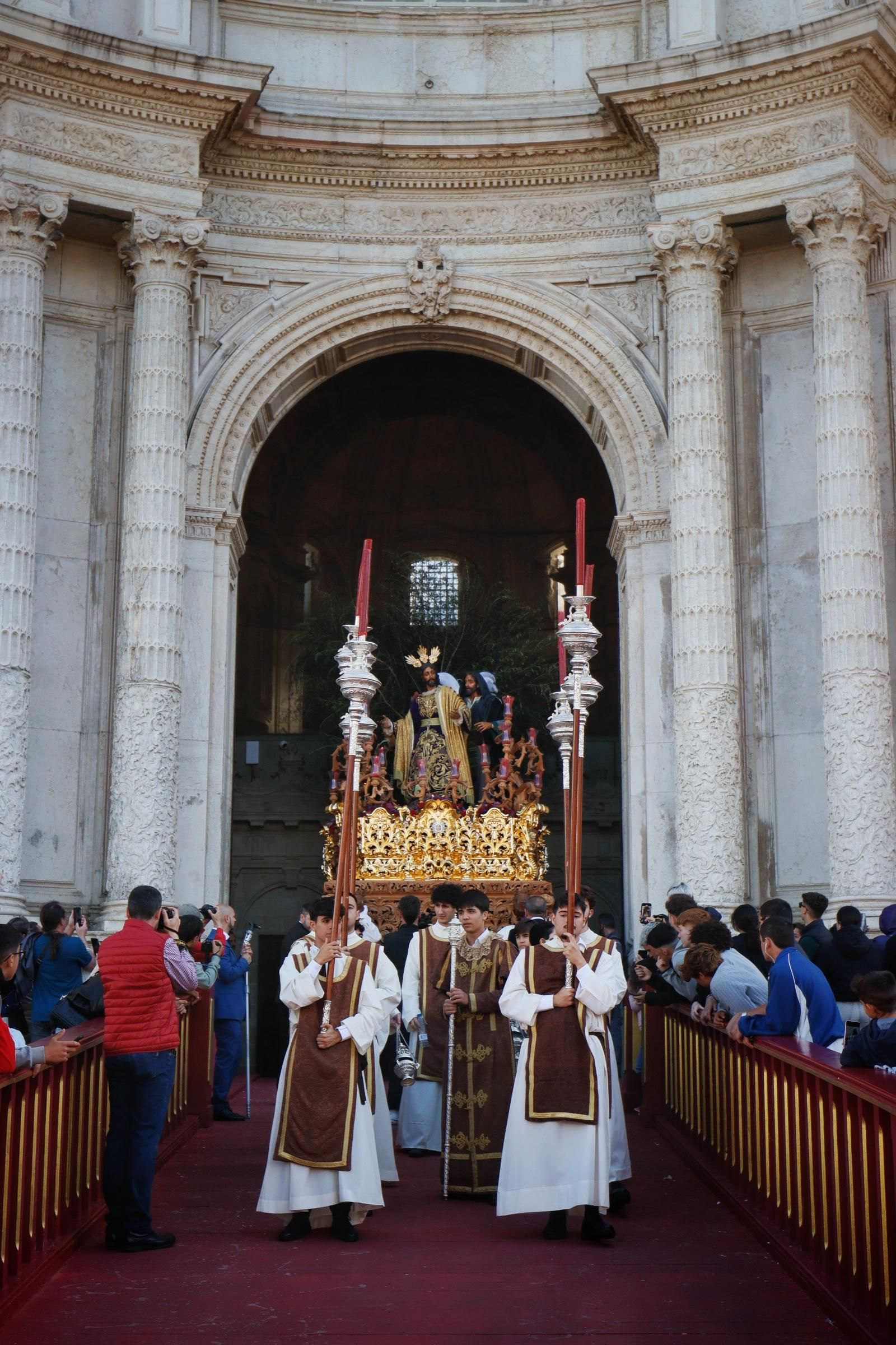 Las imágenes del traslado de Prendimiento desde la Catedral en la Semana Santa de Cádiz 2025
