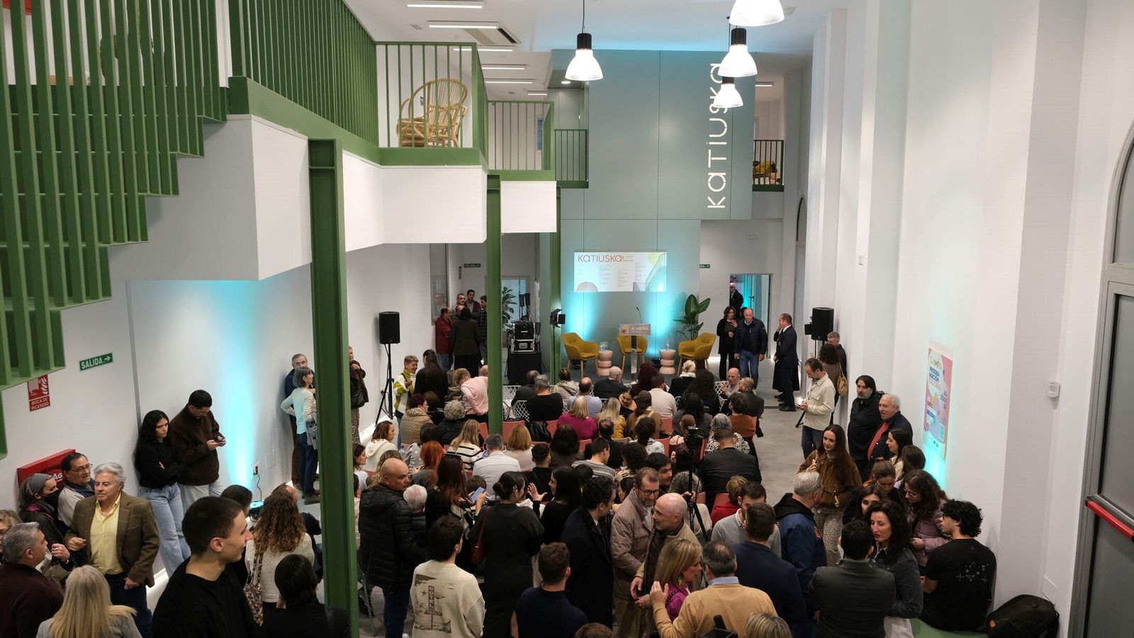 El bloque del ascensor, con las letras Katiuska, es el principal foco de atención.