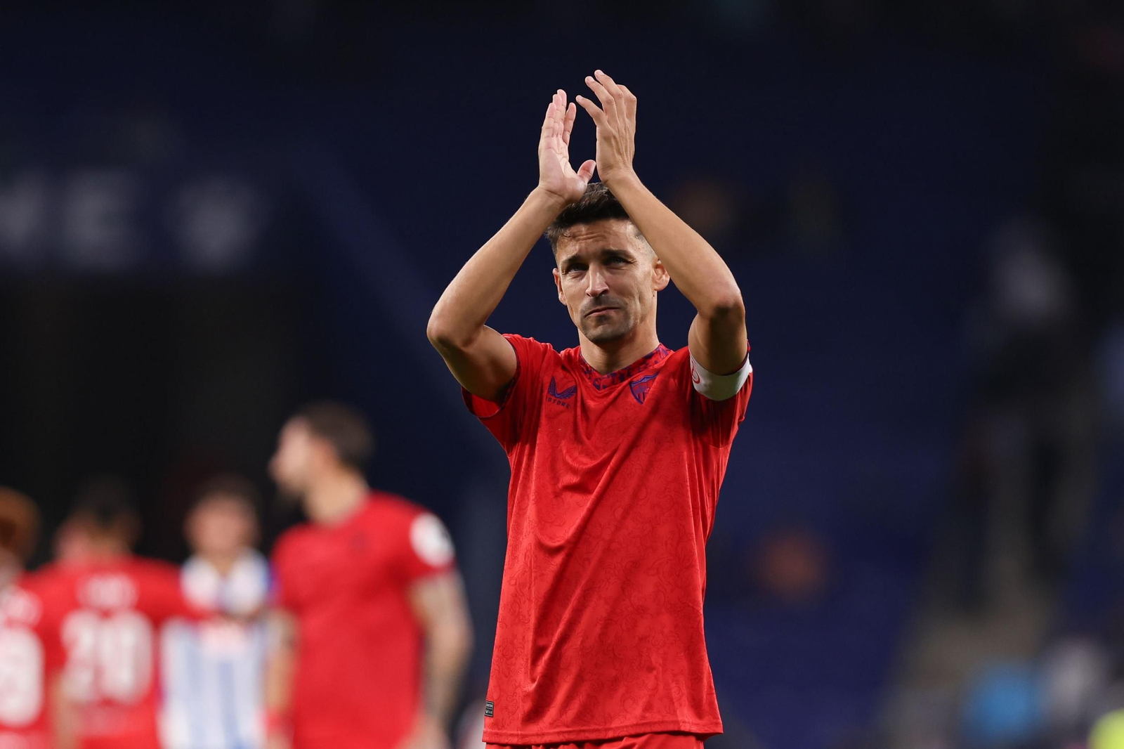 Jesús Navas aplaude a los aficionados del Sevilla FC en el RCDE Stadium