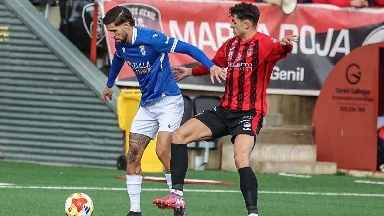 Zaca, jugador del Salerm Puente Genil, intenta robar el balón a Julio Iglesias, del Melilla.