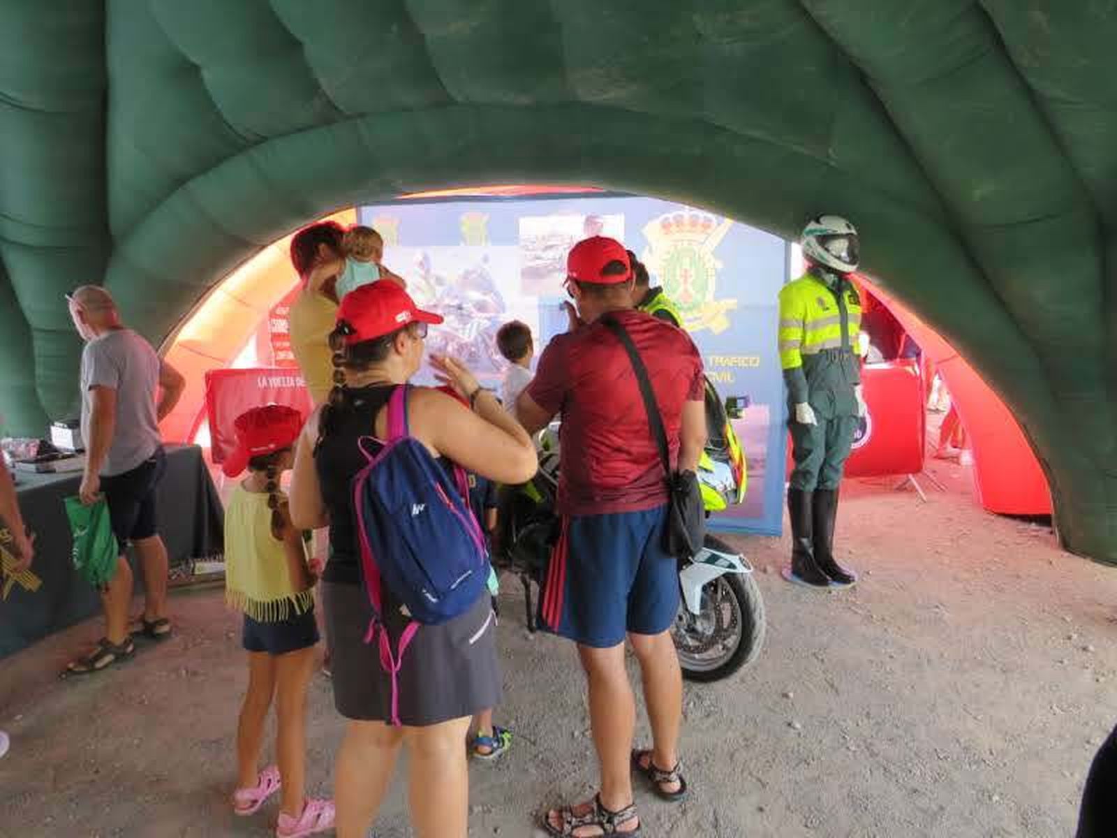 Garantes de la seguridad de los ciclistas de la Vuelta a España