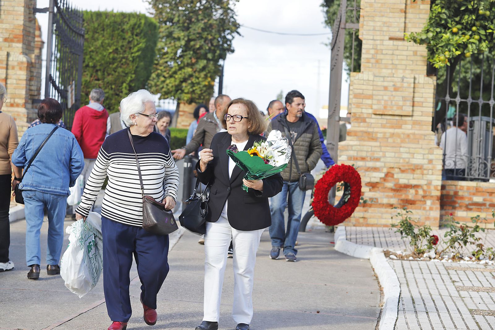Imágenes del Día de Todos los Santos en el cementerio de la Soledad de Huelva
