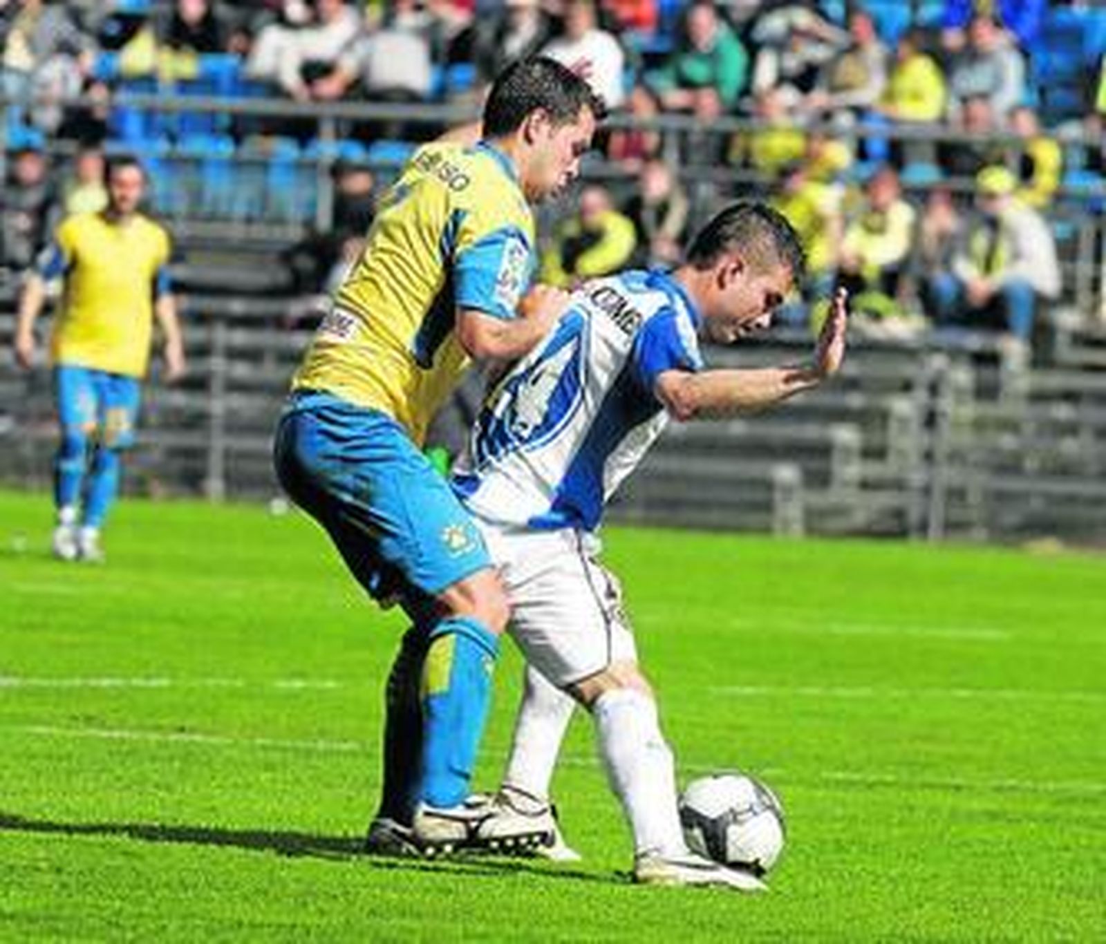 Dani Fragoso presiona a Tiago Gomes.