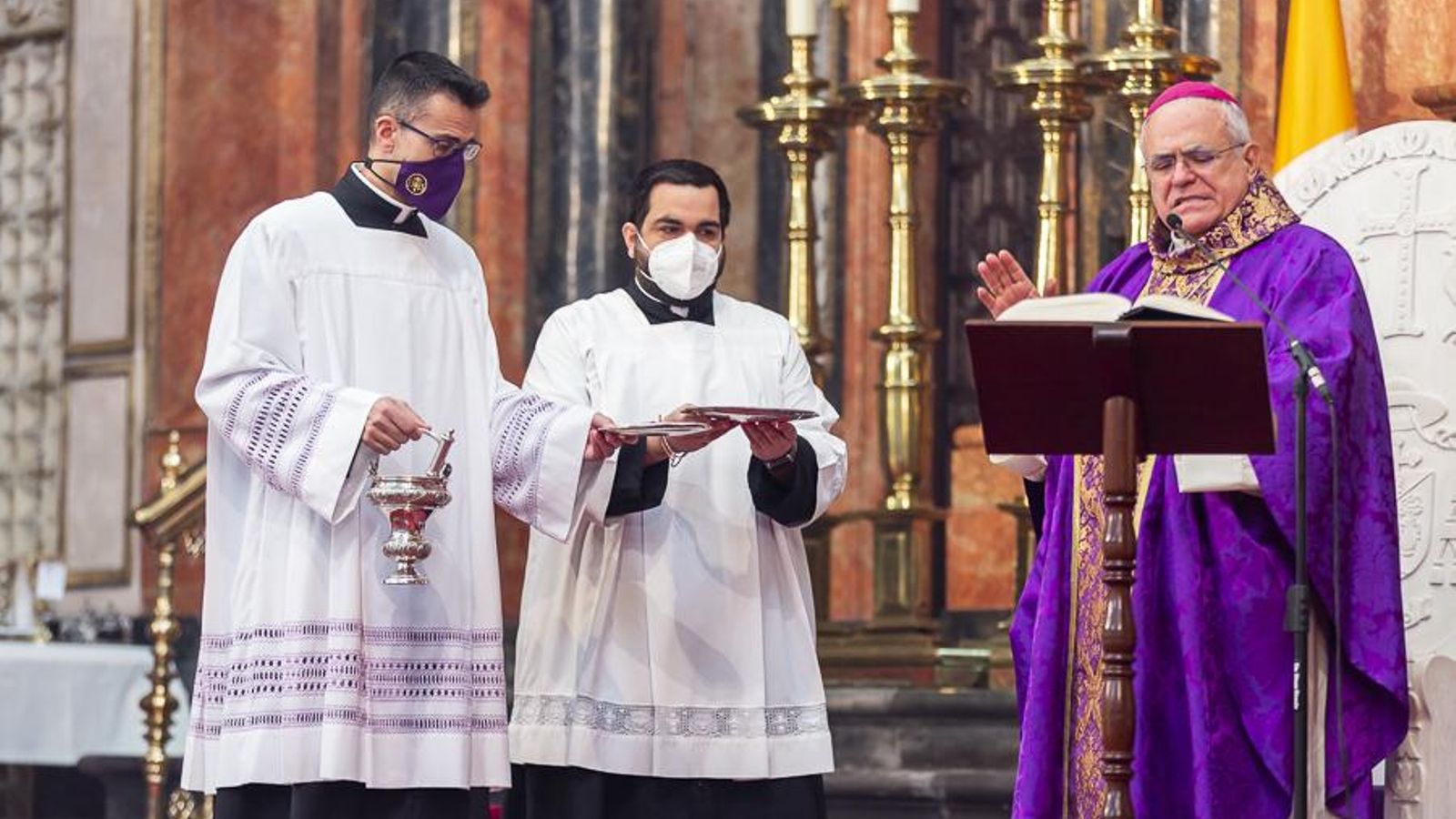 Demetrio Fernández, durante la misa del Miércoles de Ceniza en la Catedral.