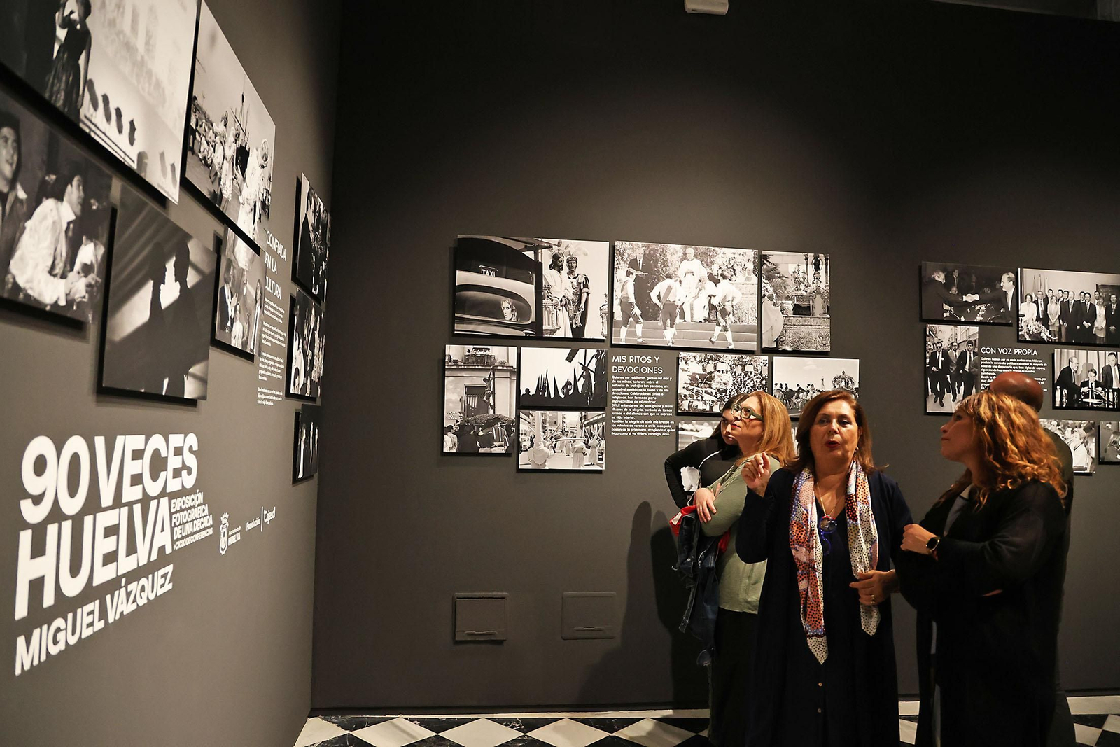 Inauguración la exposición 'Noventa Veces Huelva', una selección de fotografías de fotoperiodista Miguel Vázquez