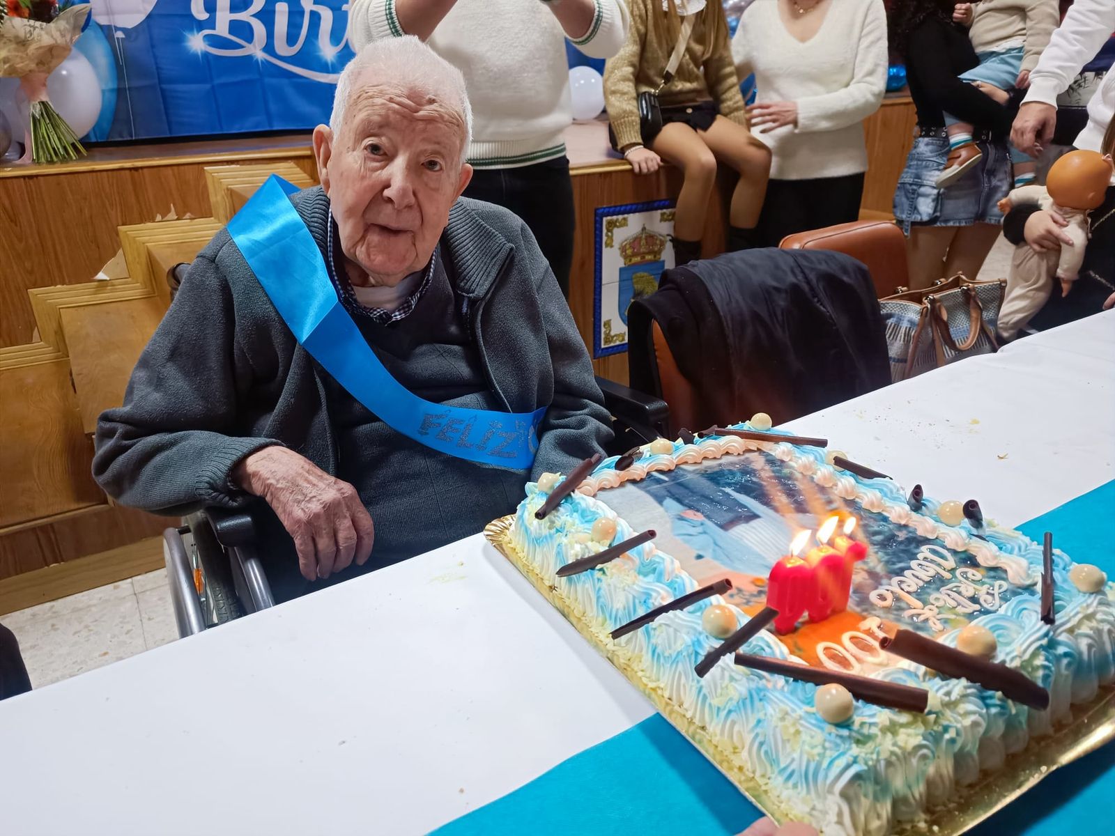 Domingo Vizcaíno con su tarta de cumpleaños.